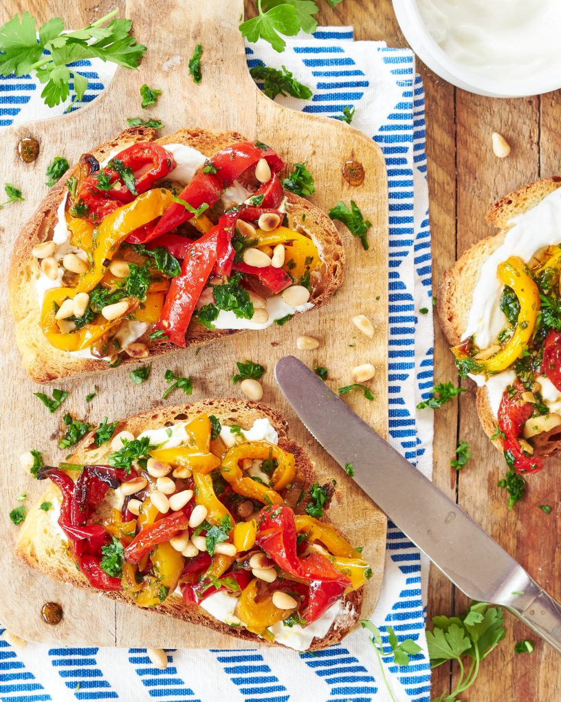 Bruschette con peperoni al forno e yogurt greco Zorbas
