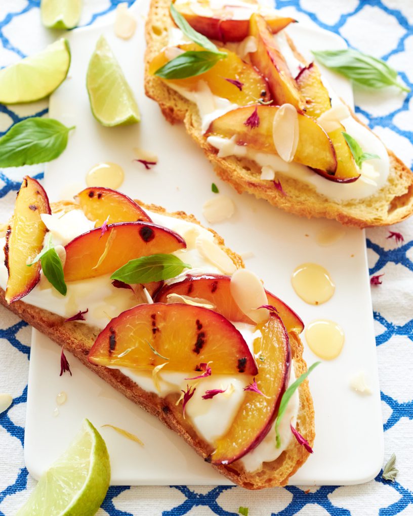 Bruschette con pesche grigliate e yogurt greco Zorbas