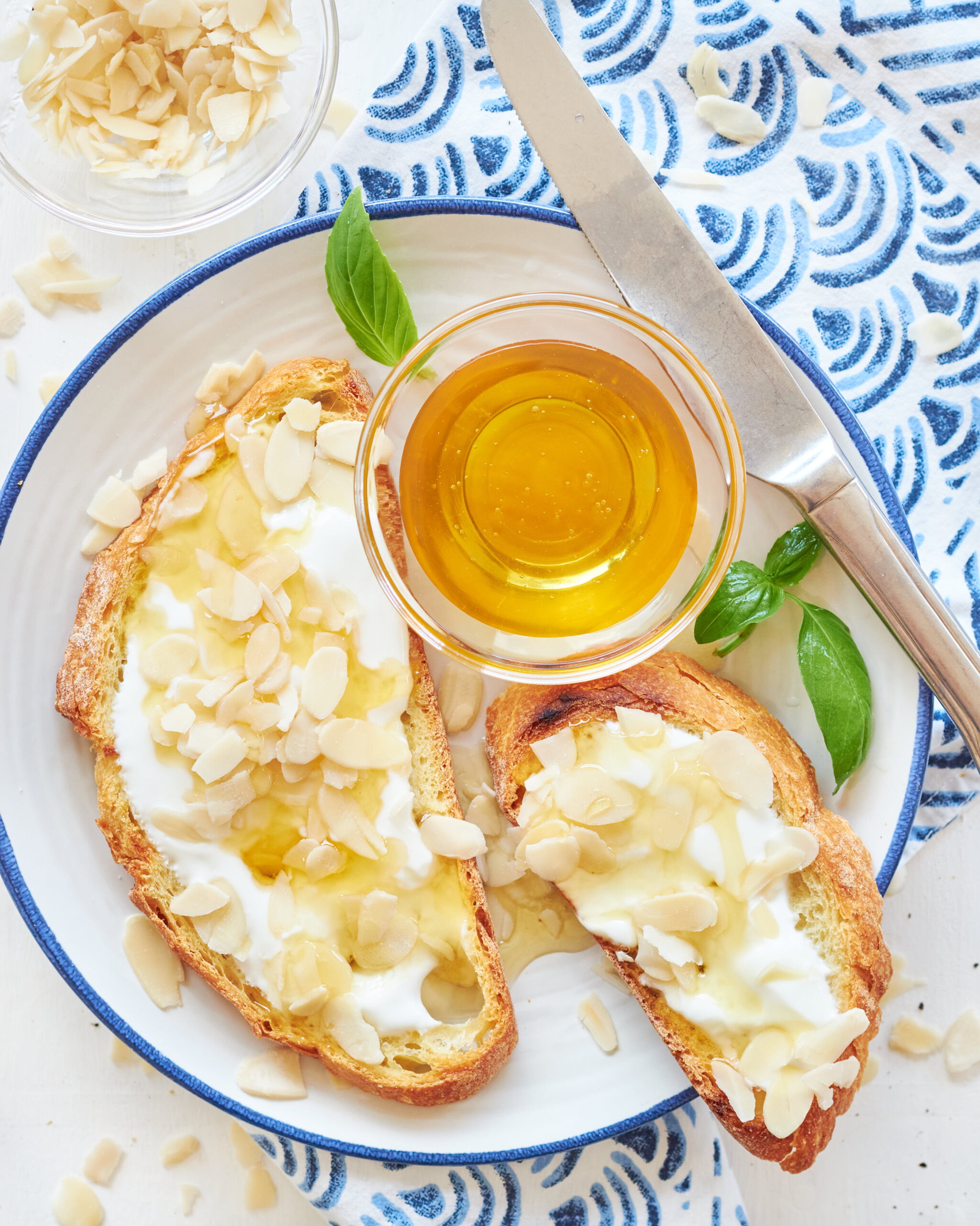 Bruschette con yogurt greco Zorbas, miele e mandorle