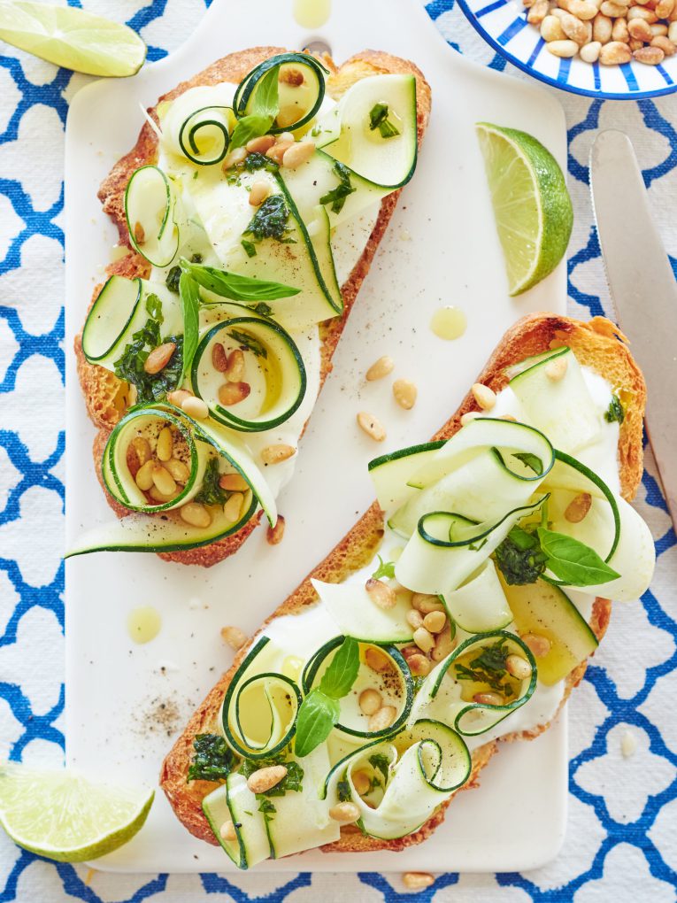 Bruschette con yogurt greco, zucchine, pesto al basilico e pinoli tostati