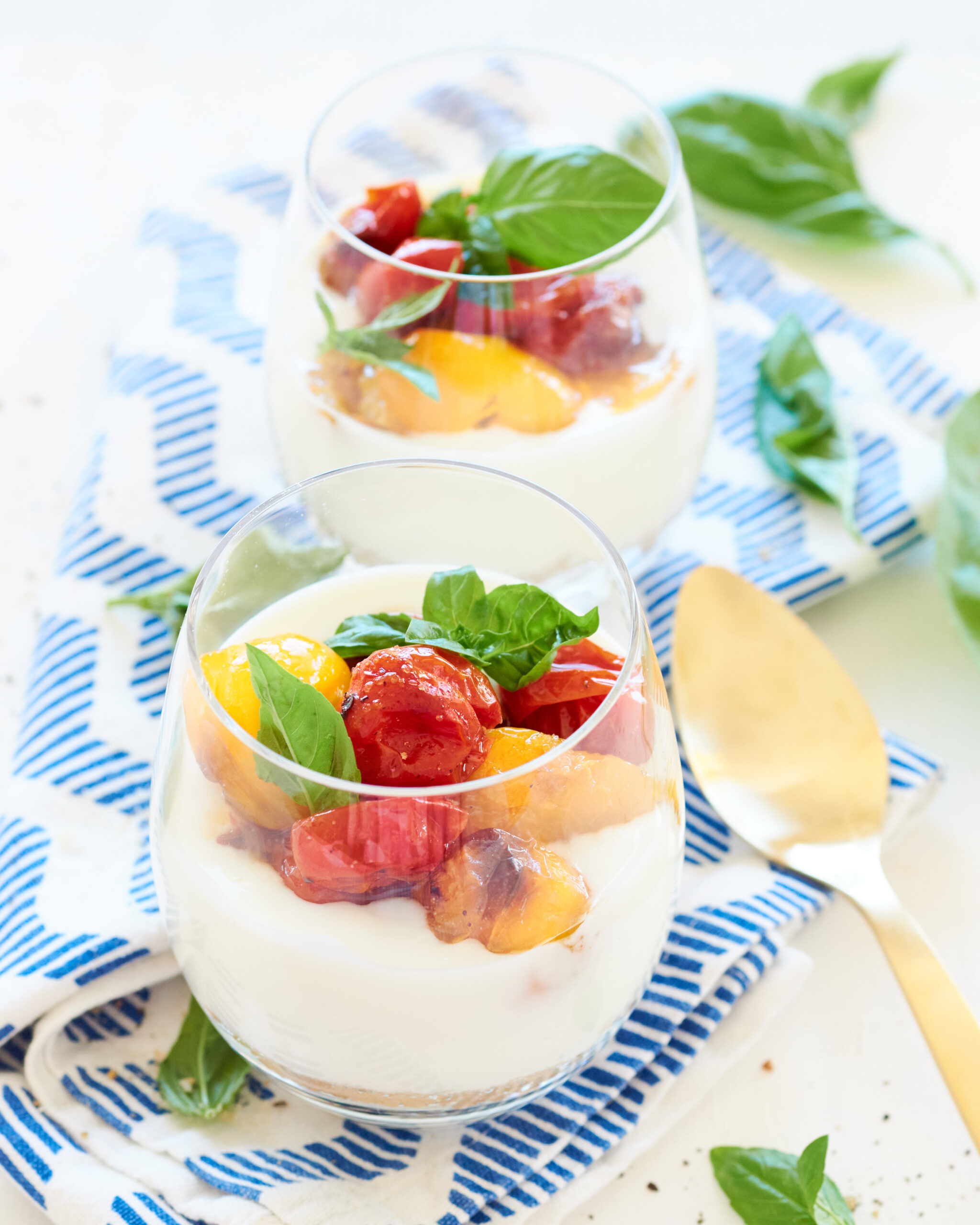 Bicchieri con cheesecake salata, datterini e yogurt greco