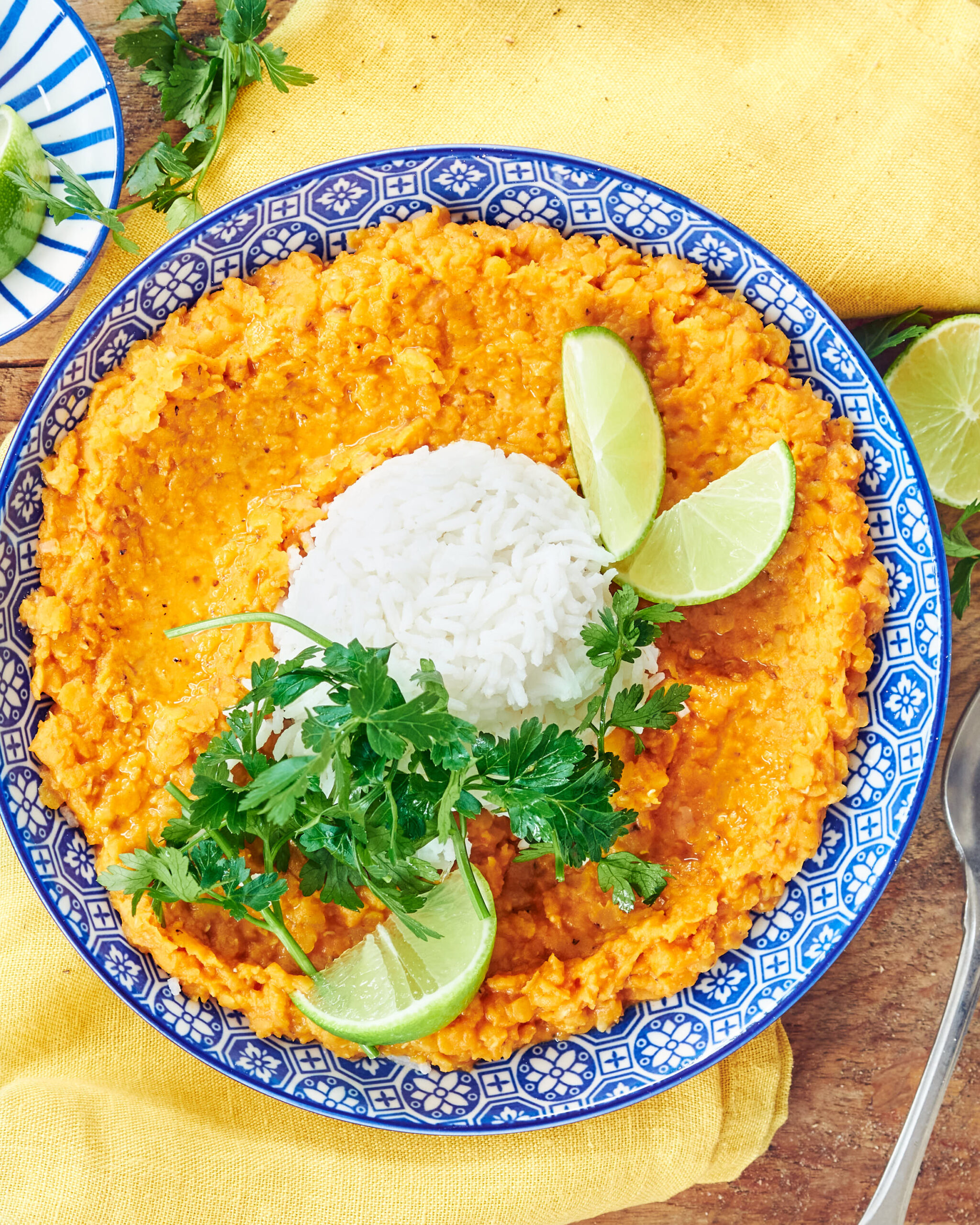 Dahl con lenticchie rosse, yogurt greco e riso basmati