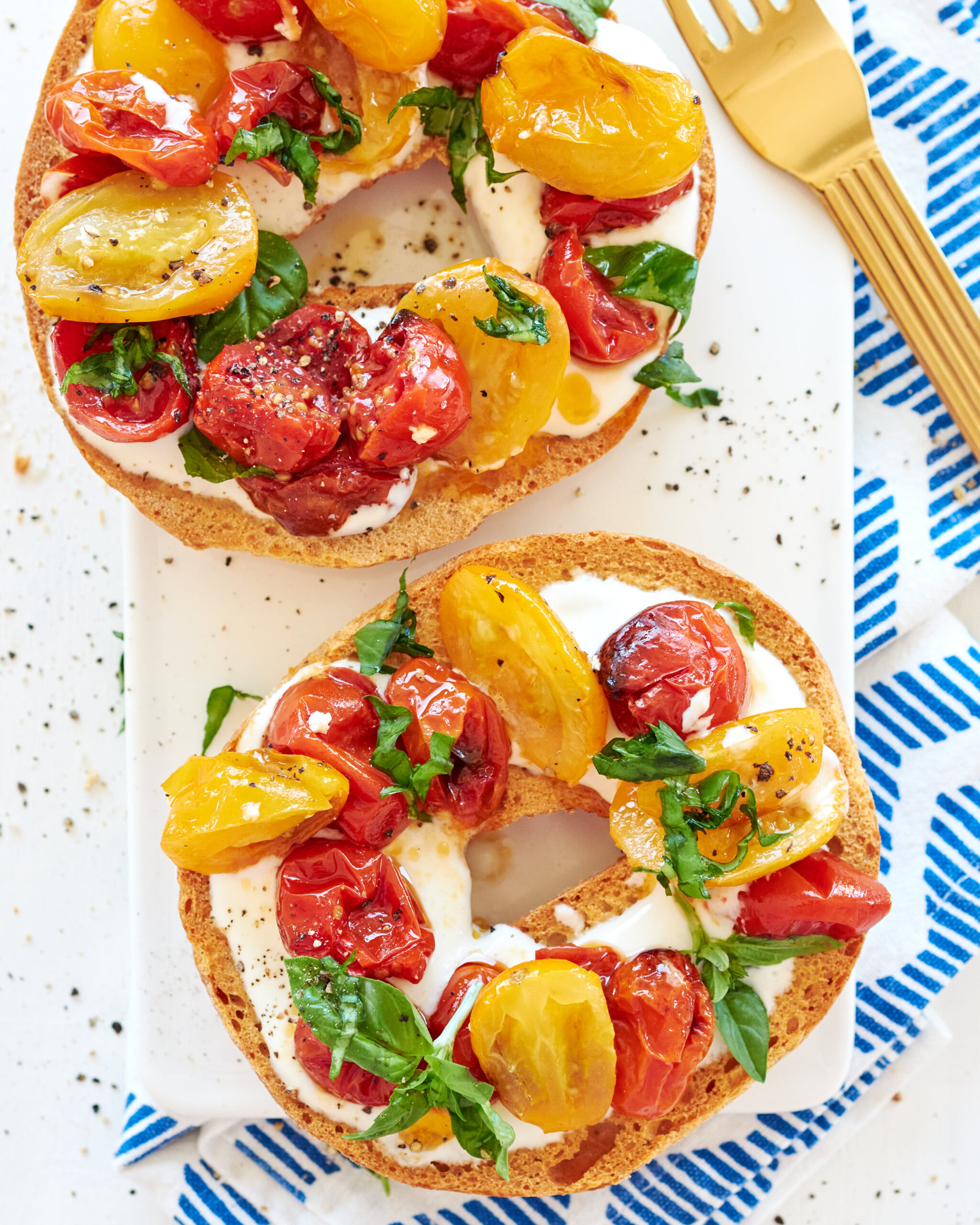 Dakos con datterini e yogurt greco