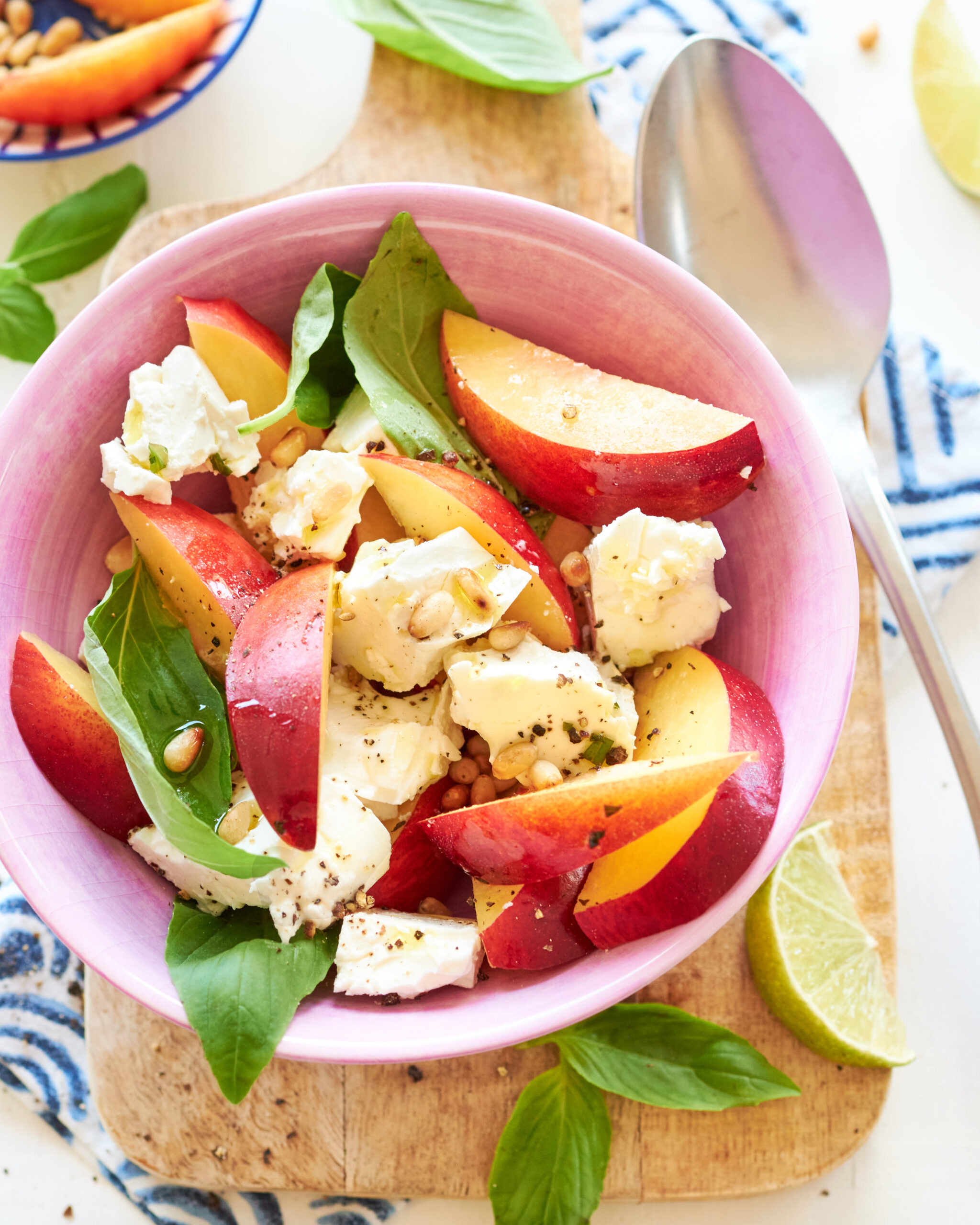 Feta, pesche e basilico