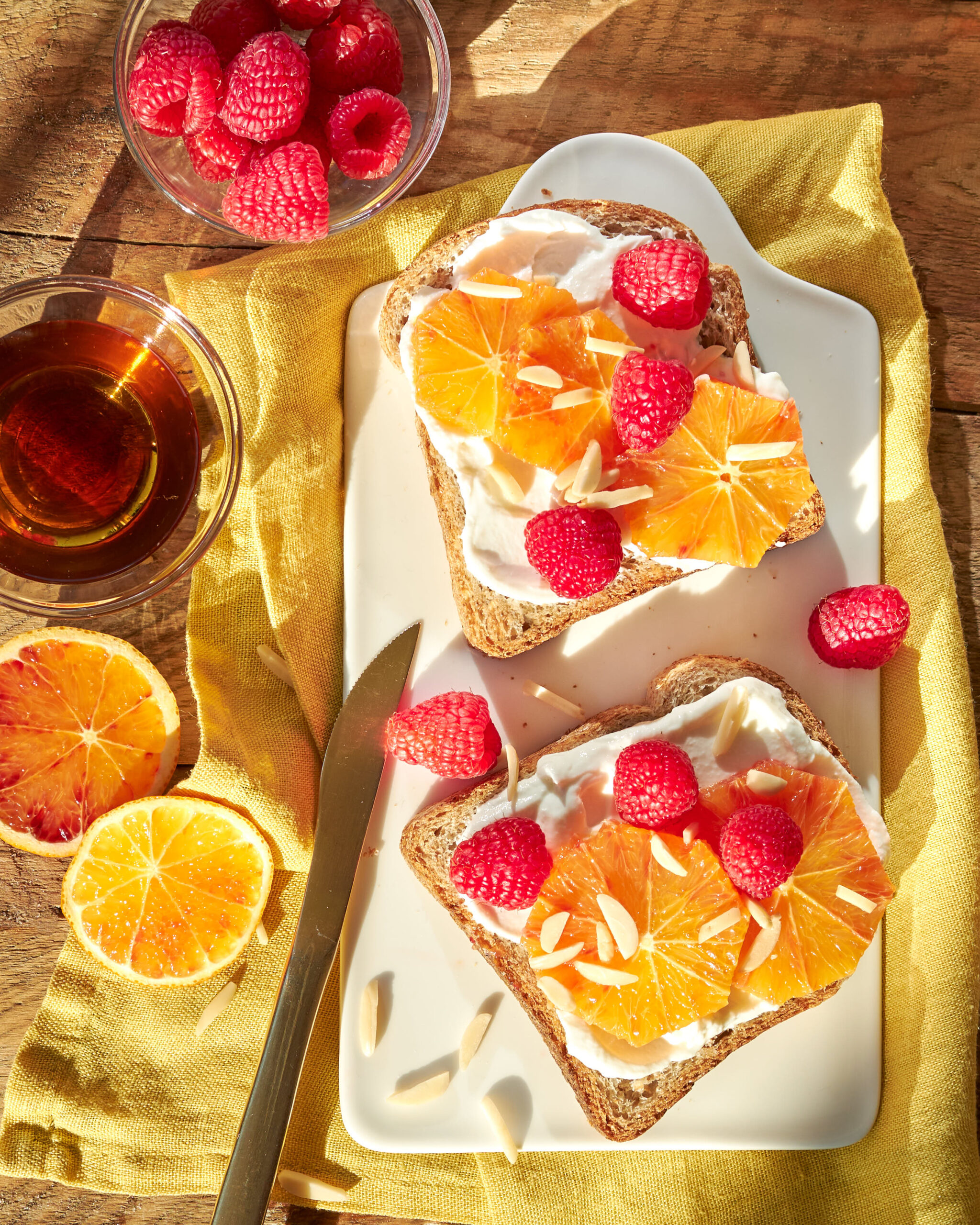 Fette biscottate con yogurt greco, arance, lamponi e sciroppo d’acero