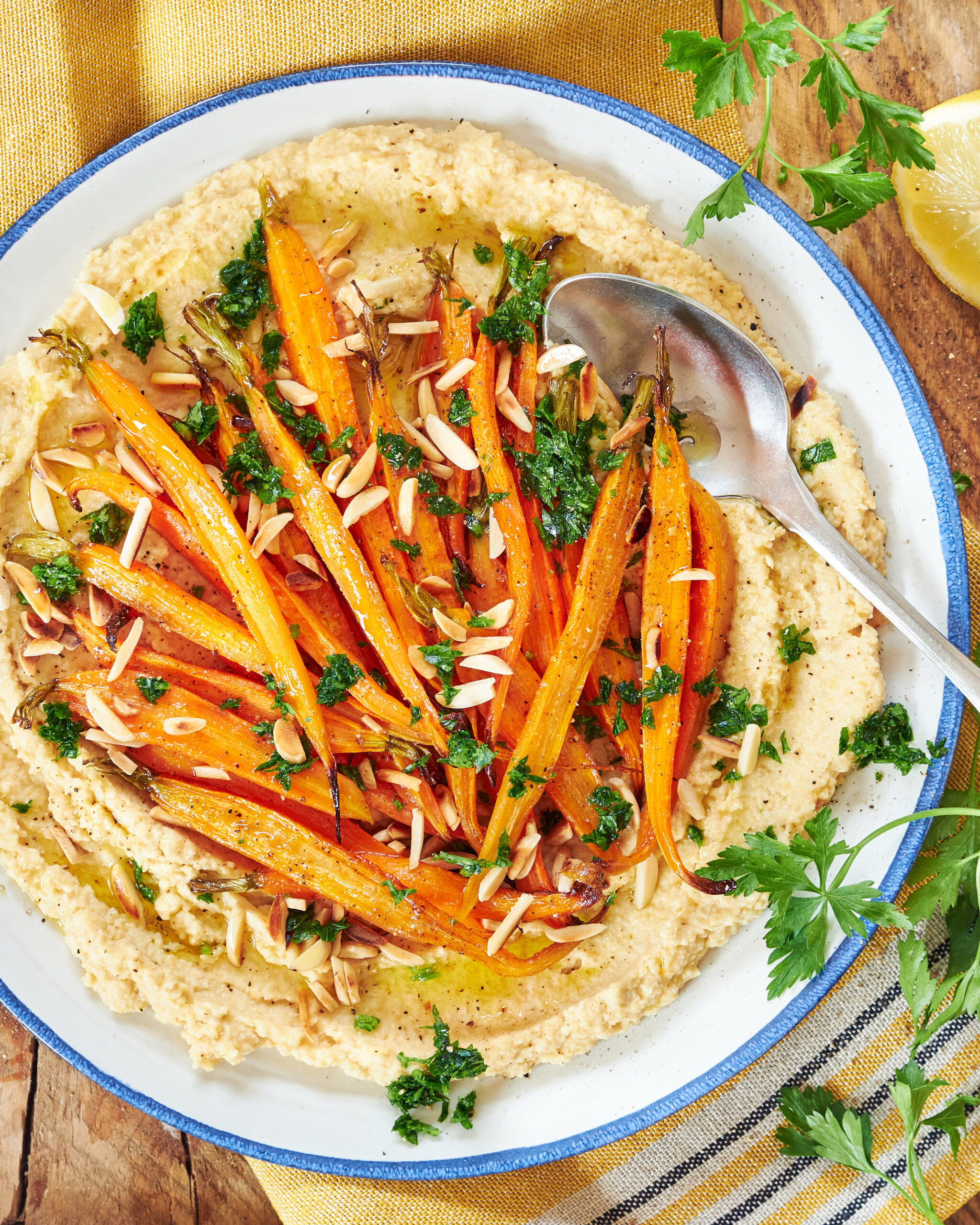 Hummus Zorbas con carote caramellate, sciroppo d’acero e granola