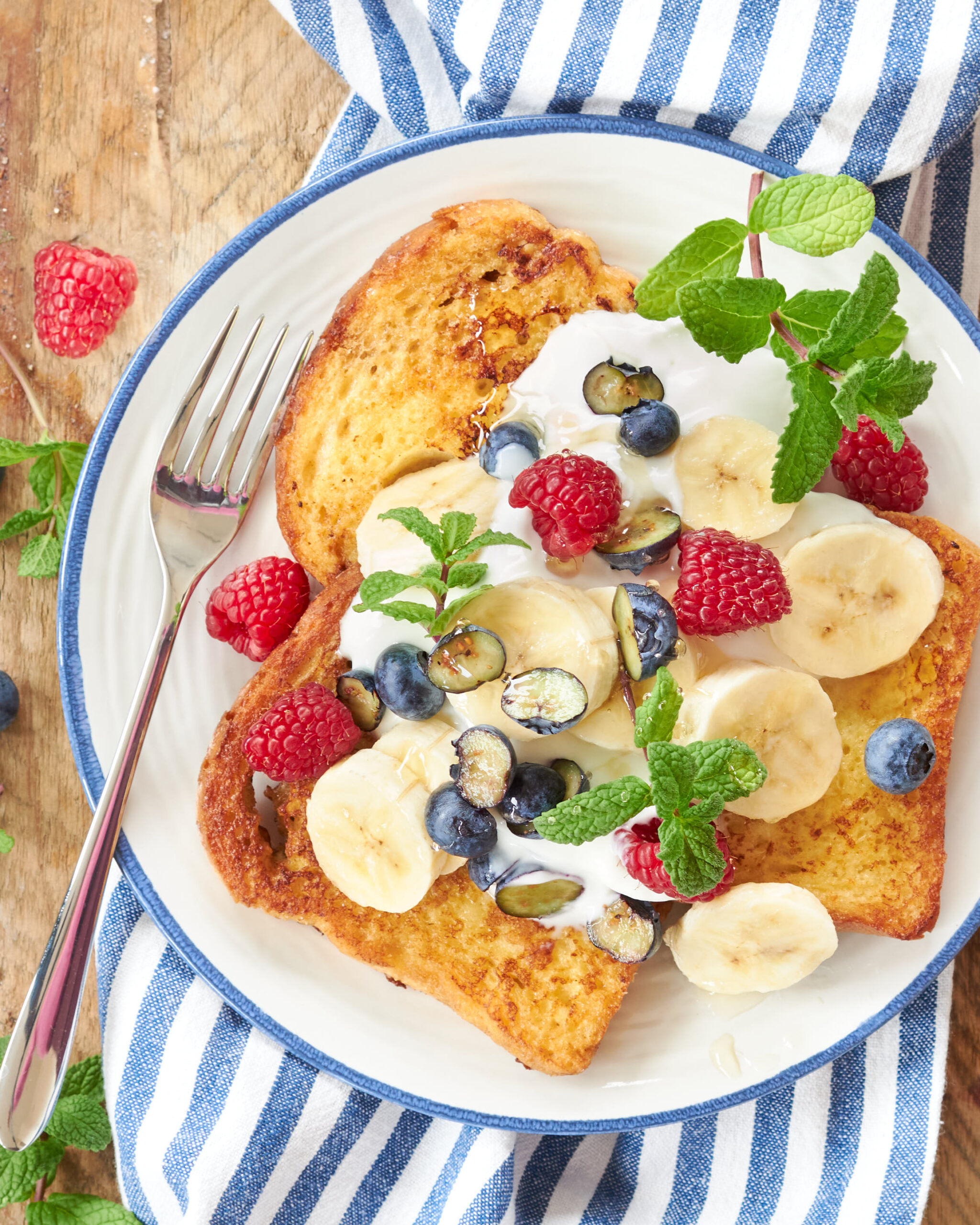 Pain perdu con yogurt greco, banana, miele e frutti rossi