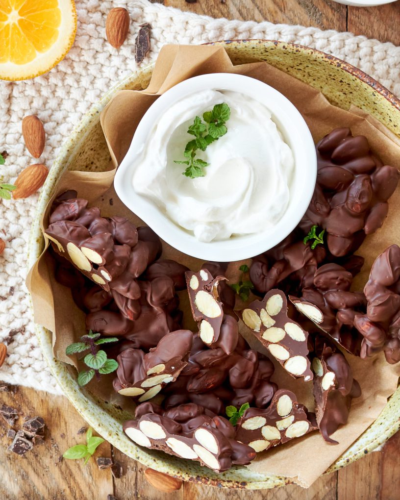 Pepite di mandorle e cioccolato da abbinare a yogurt greco Zorbas