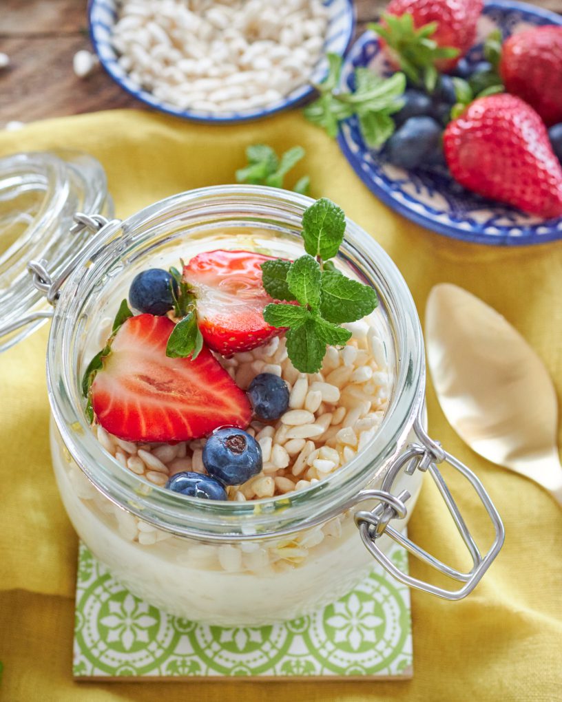 Riso soffiato con yogurt greco, miele e frutta fresca