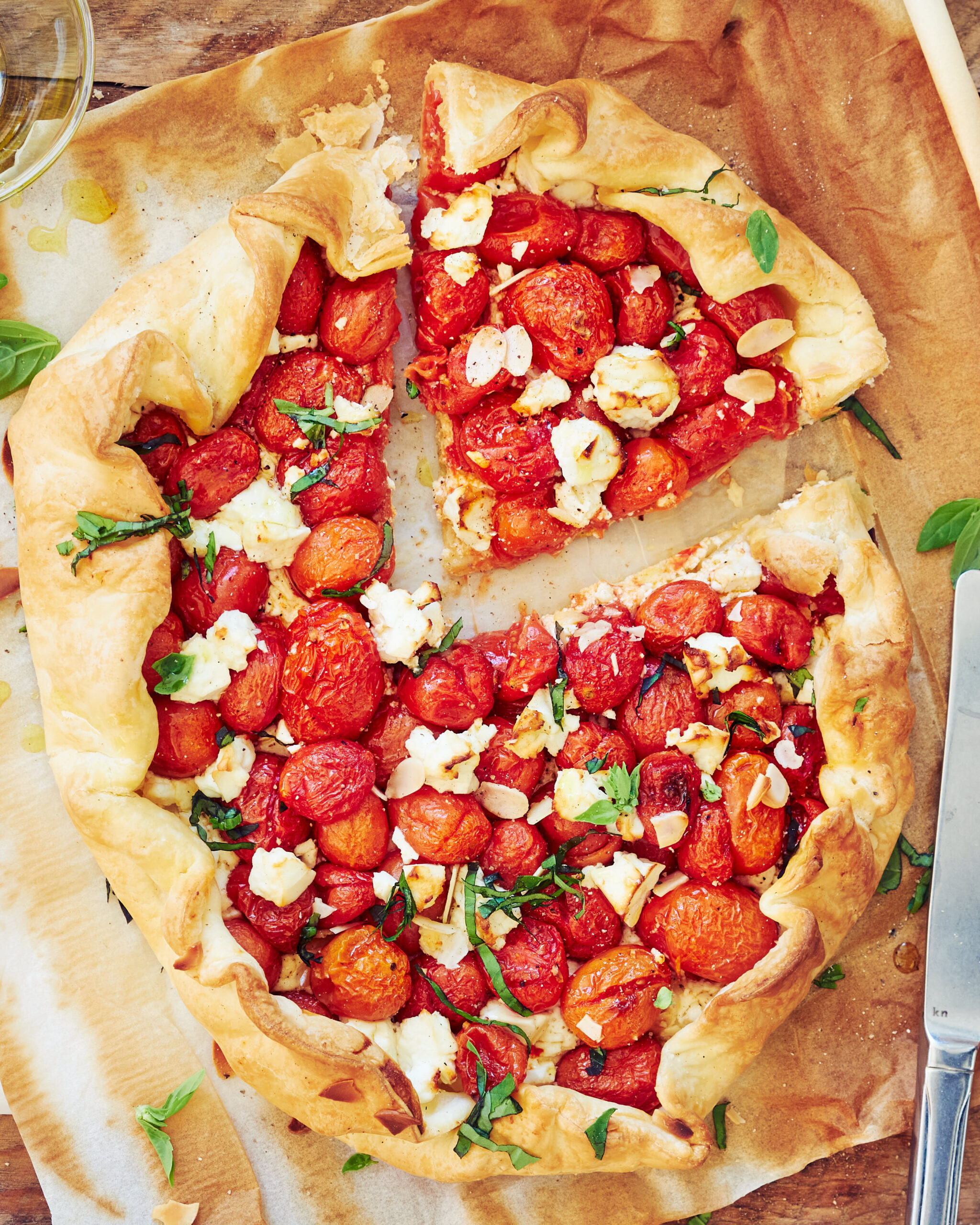 Torta salata con datterini, feta Zorbas e mandorle