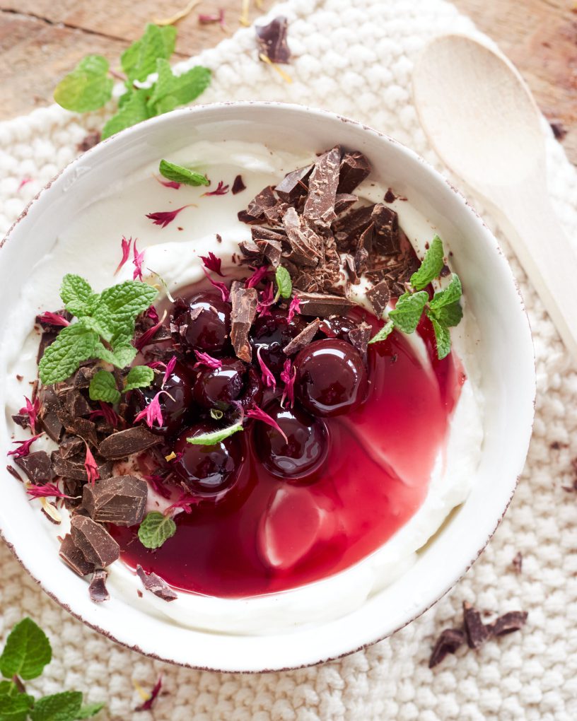 Yogurt greco Zorbas con amarene e cioccolato fondente