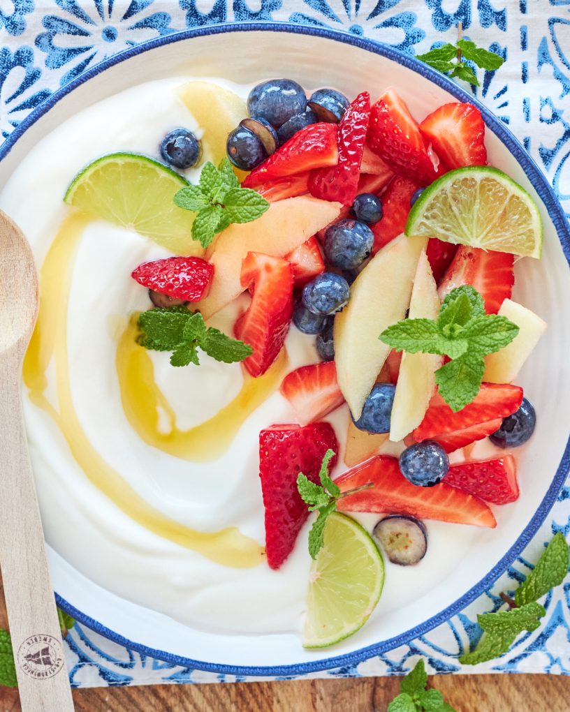 Yogurt greco Zorbas con macedonia di frutta fresca