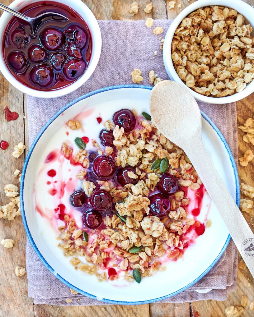 Yogurt greco con amarene e granola