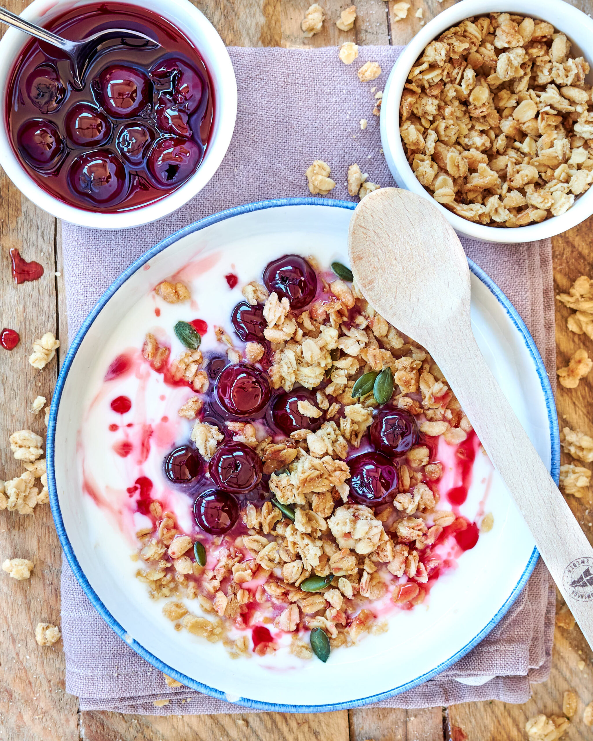 Yogurt greco con amarene e granola