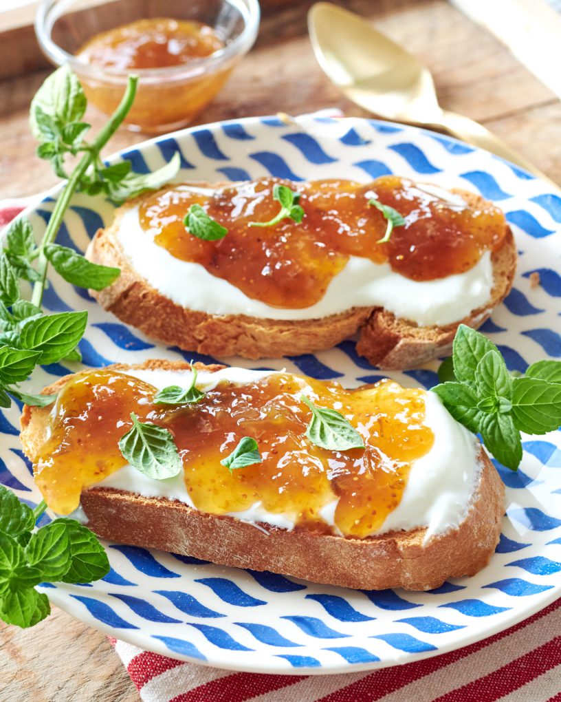 Bruschette con yogurt greco e fichi caramellati