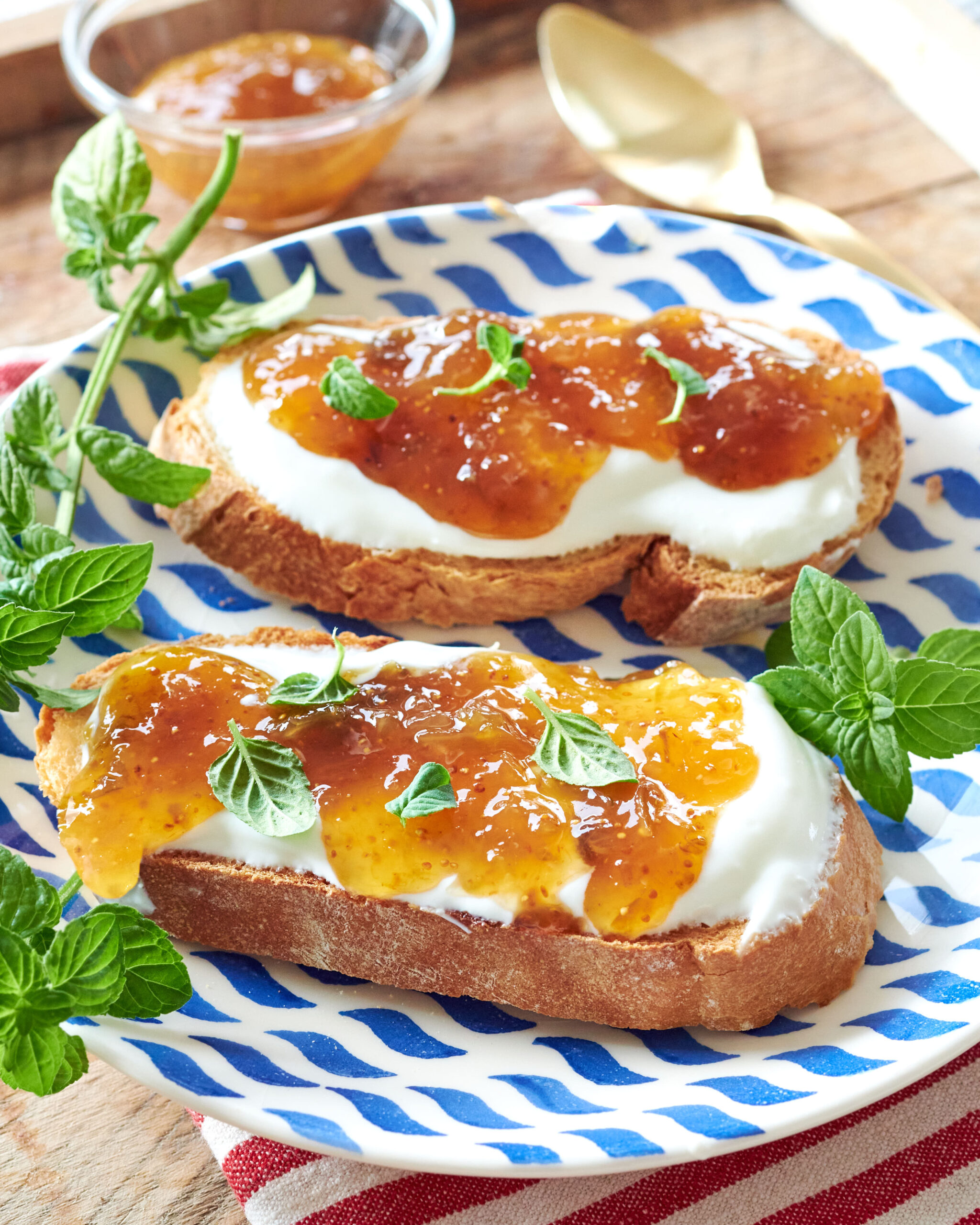 Bruschette con yogurt greco e fichi caramellati