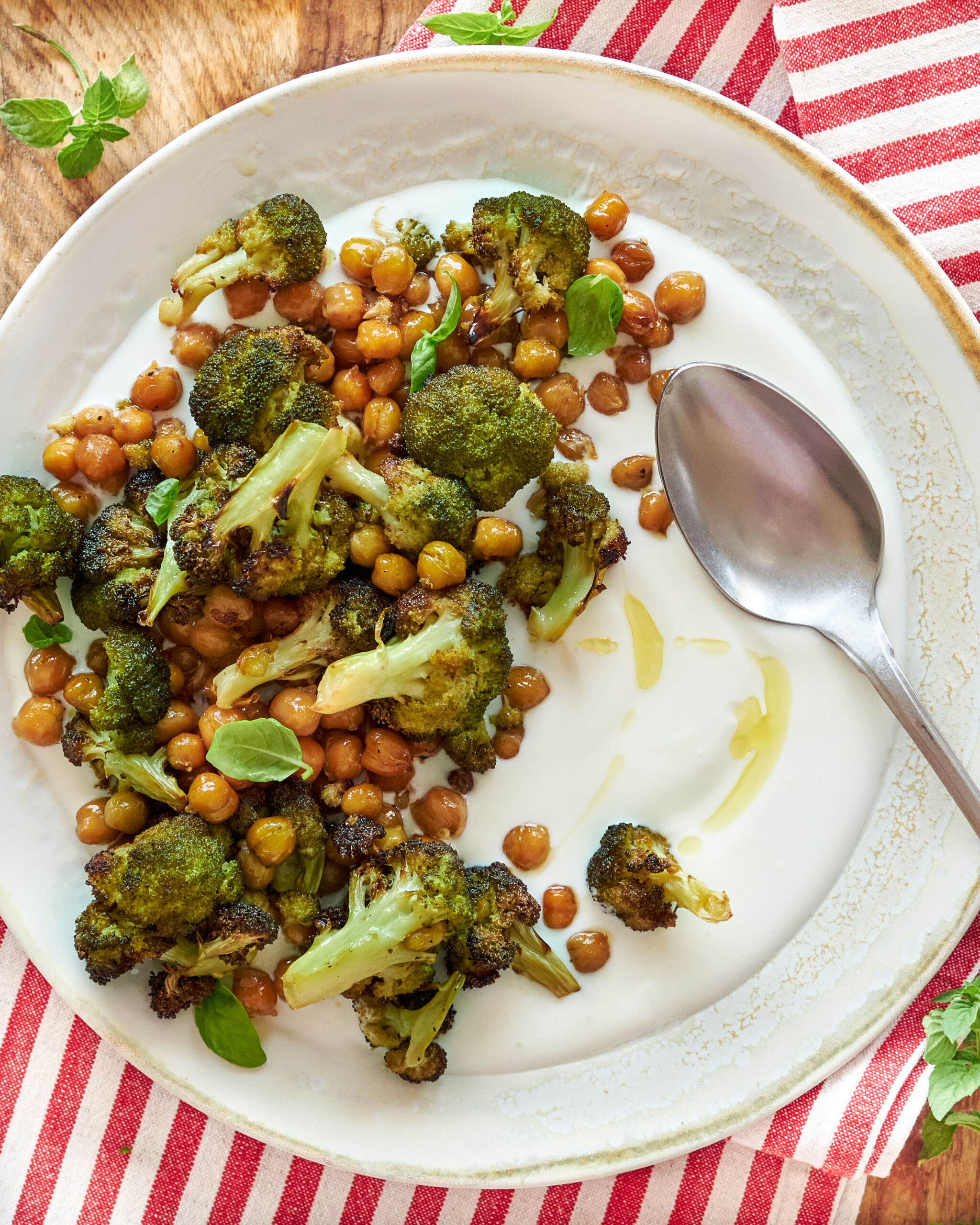 Ceci e broccoli arrosto con yogurt greco Zorbas
