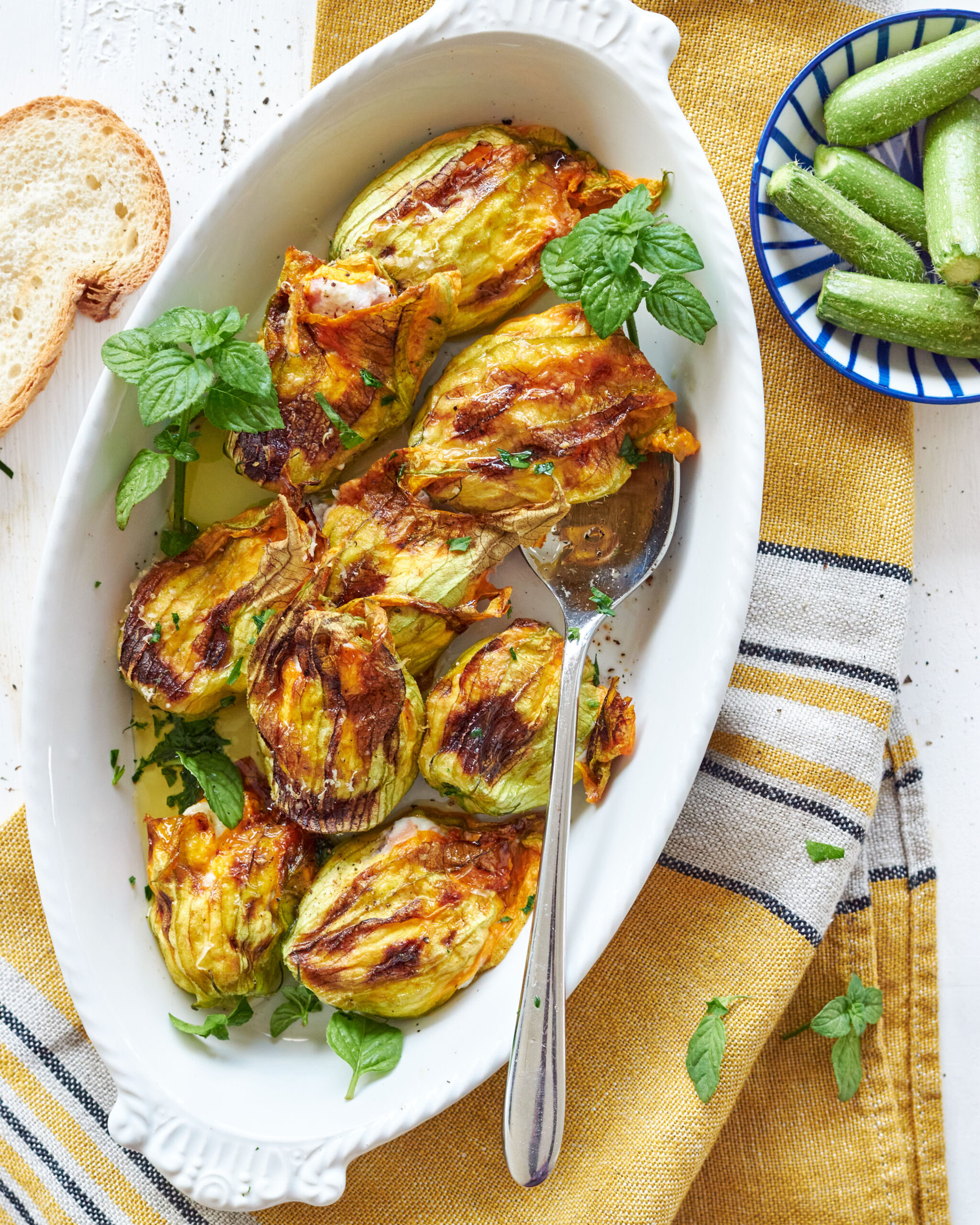Fiori di zucca ripieni con mortadella e formaggio con latte di capra