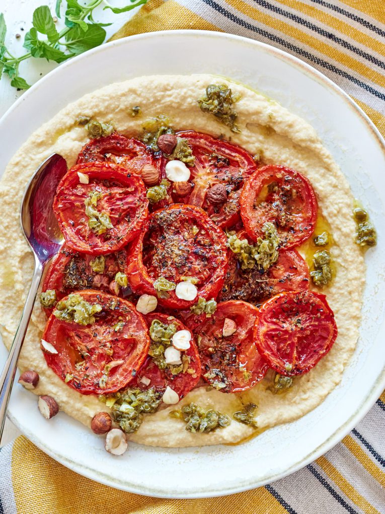 Hummus Zorbas con pomodori arrosto e trito di capperi e scorza di limone