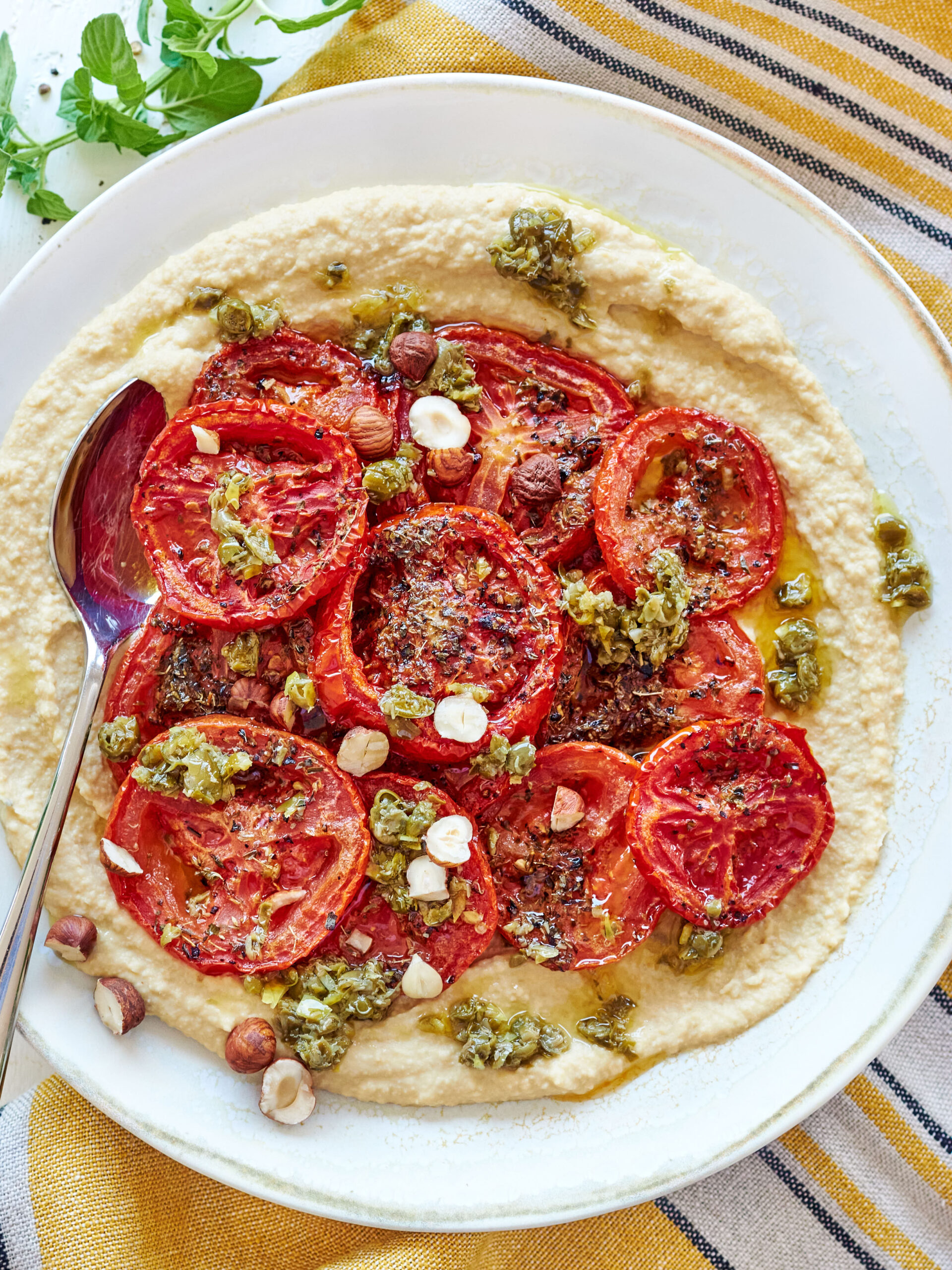Hummus Zorbas con pomodori arrosto e trito di capperi e scorza di limone