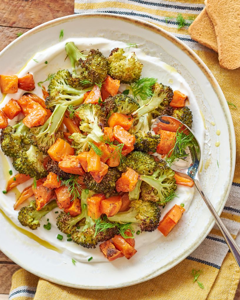 Patate americane dolci e broccoli al forno con yogurt greco Zorbas
