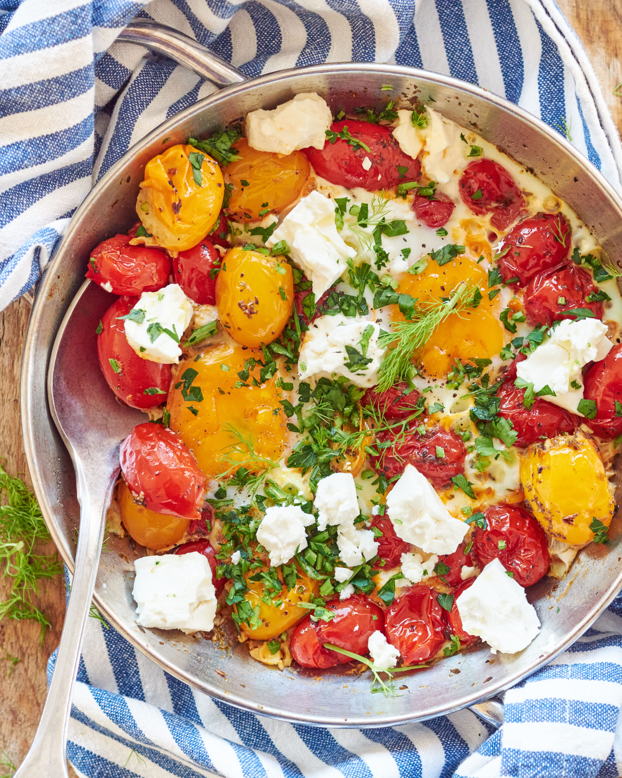 Uova al tegamino con datterini e feta Zorbas