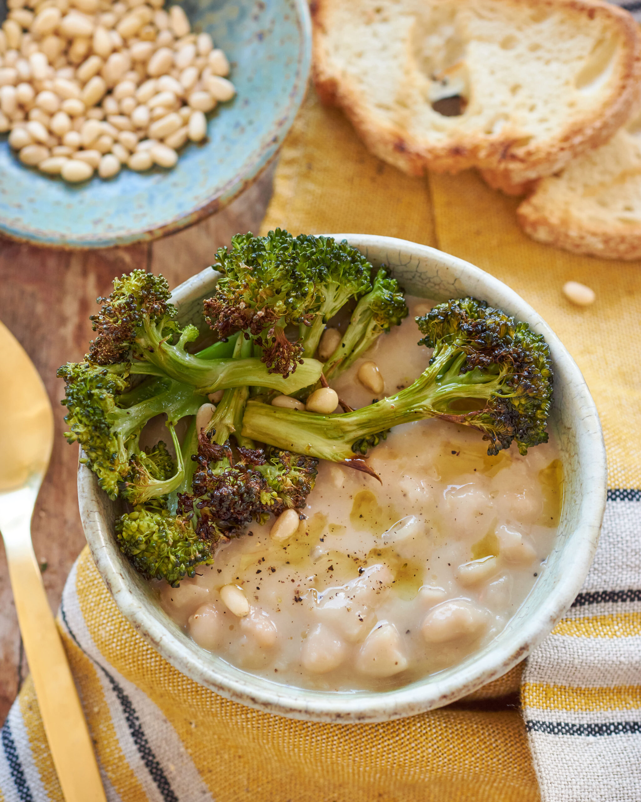 Vellutata di cannellini con yogurt greco e broccoli al forno