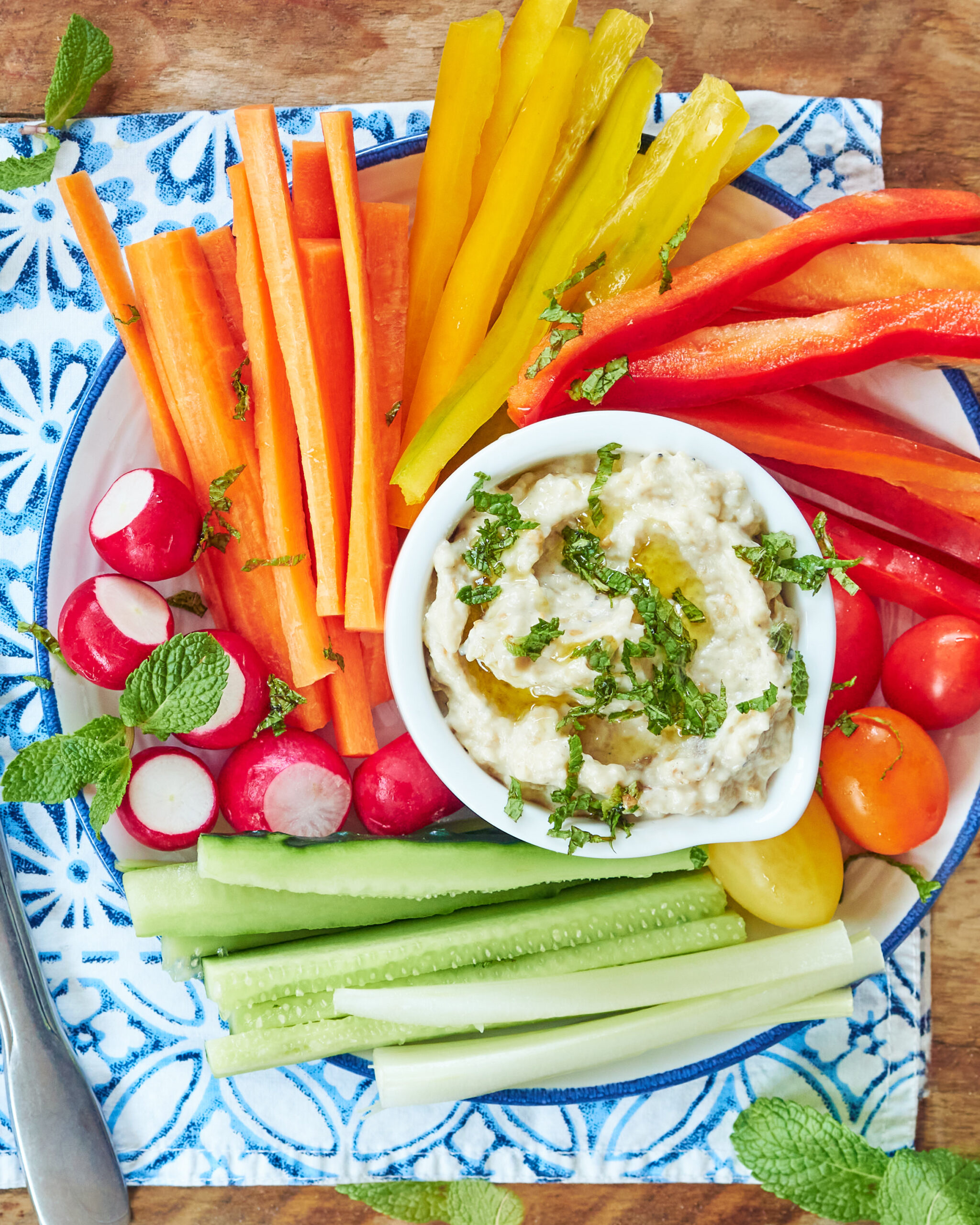 Aperitivo con Babaganoush Zorbas e verdure fresche