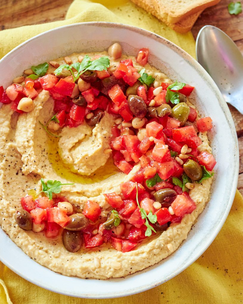 Hummus Zorbas con dadolata di pomodori e olive taggiasche