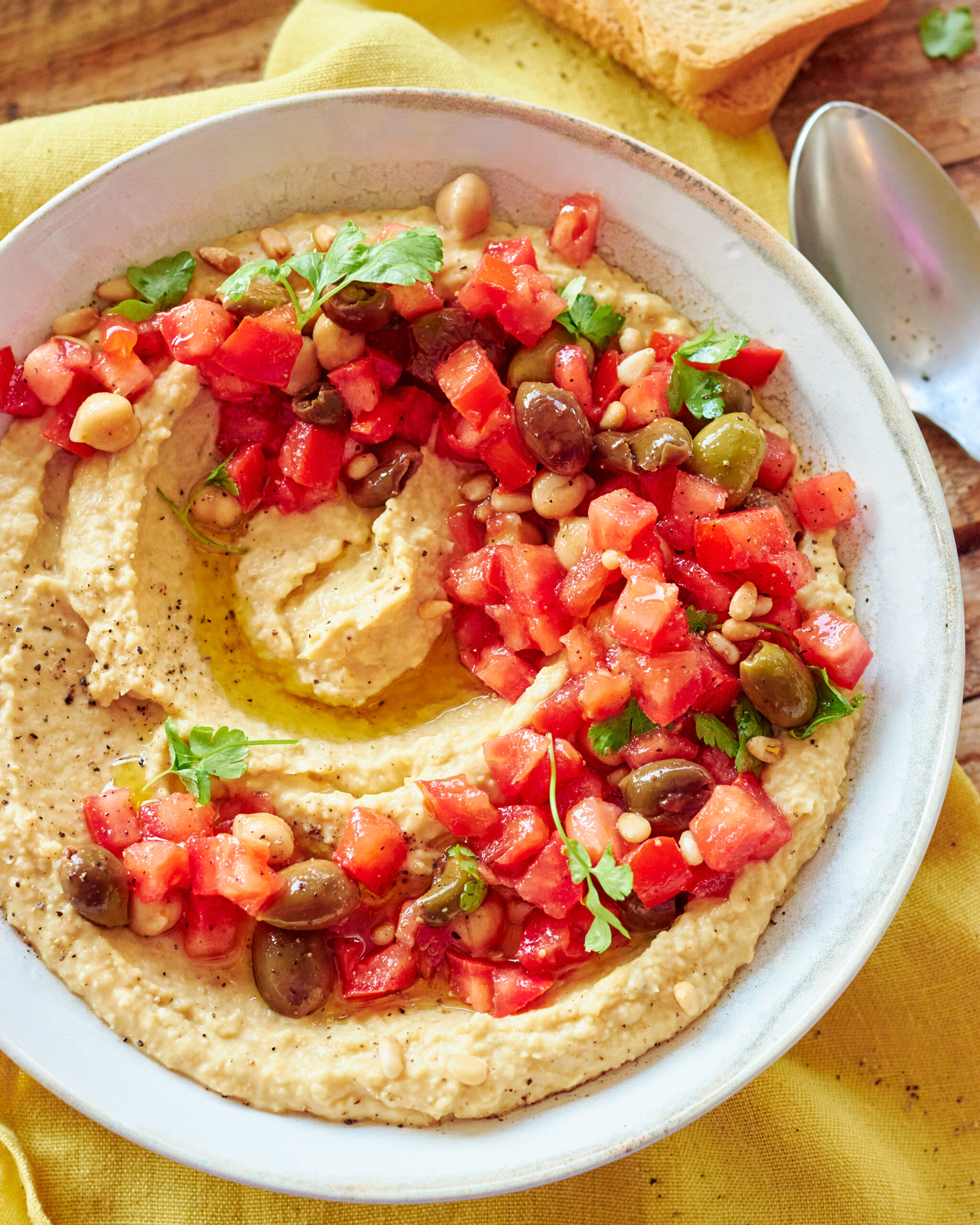 Hummus Zorbas con dadolata di pomodori e olive taggiasche