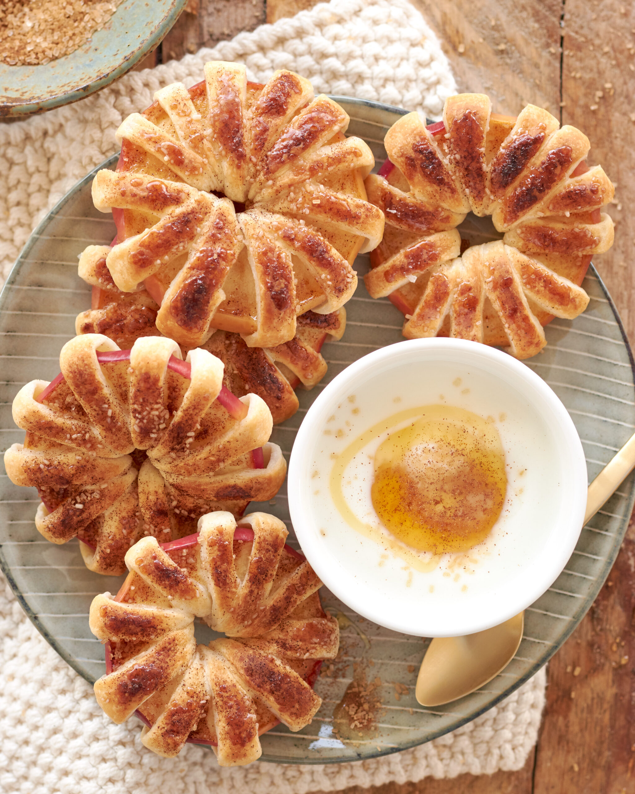 Rondelle di mele alla cannella e zucchero di canna con yogurt greco