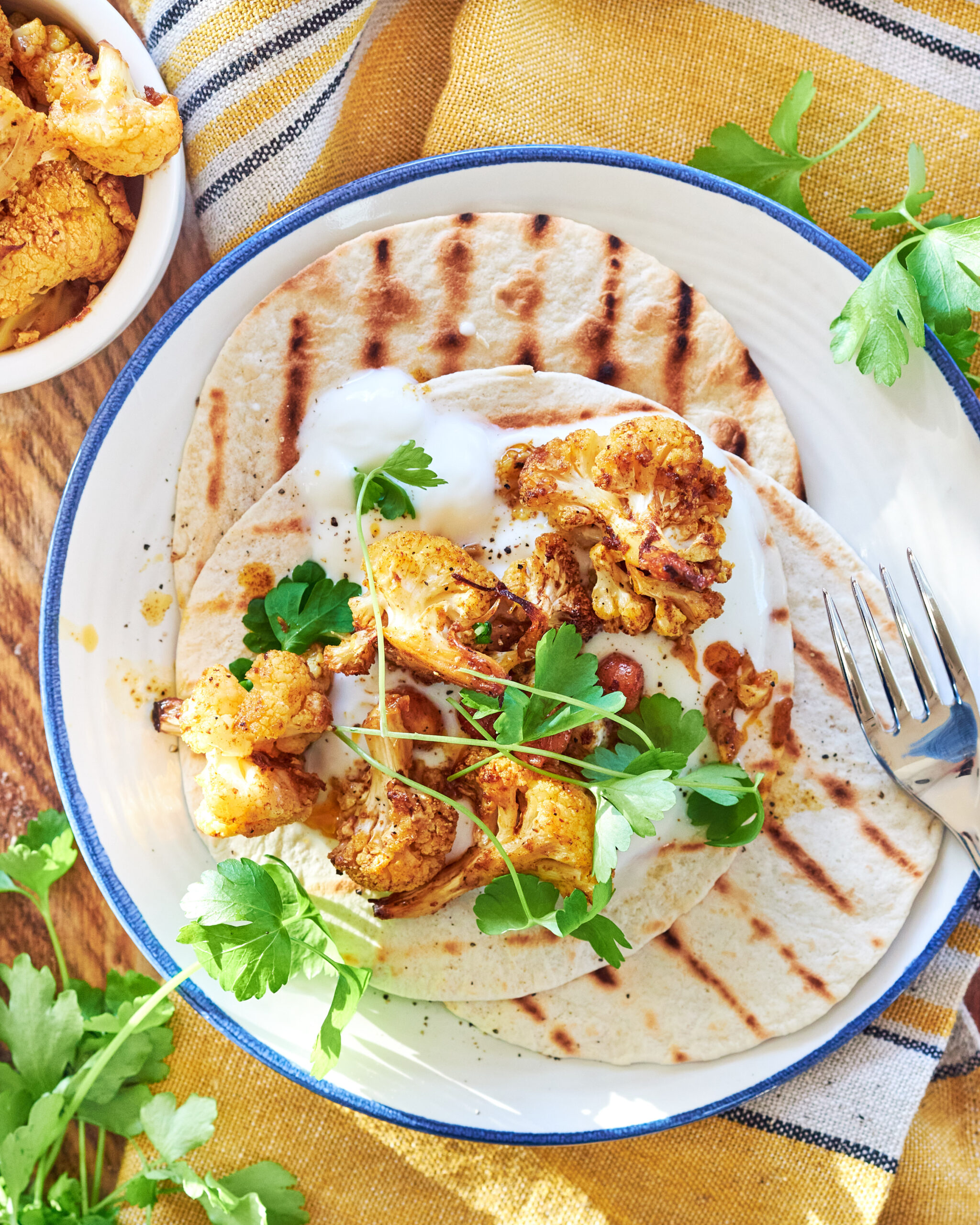 Tortillas con ceci, cavolfiore al curry e yogurt greco