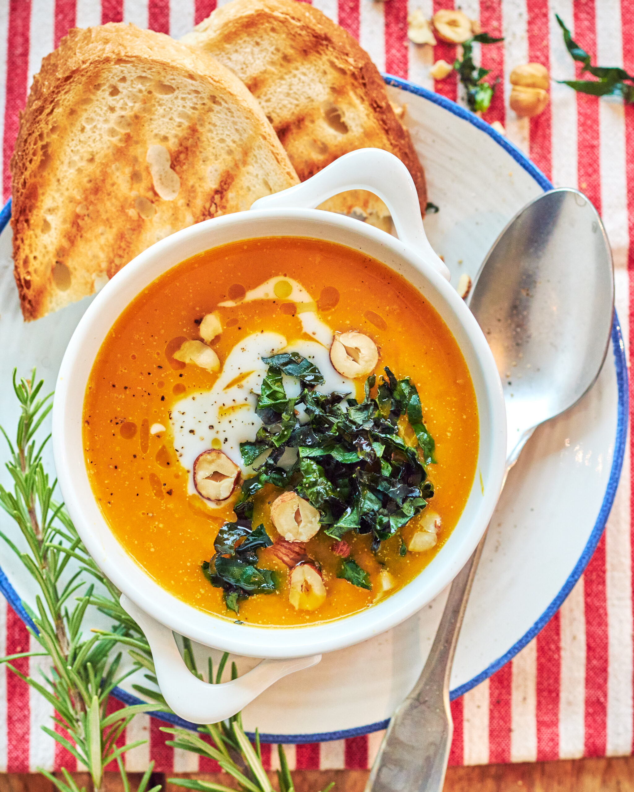 Vellutata di zucca e patate con cavolo nero e yogurt greco