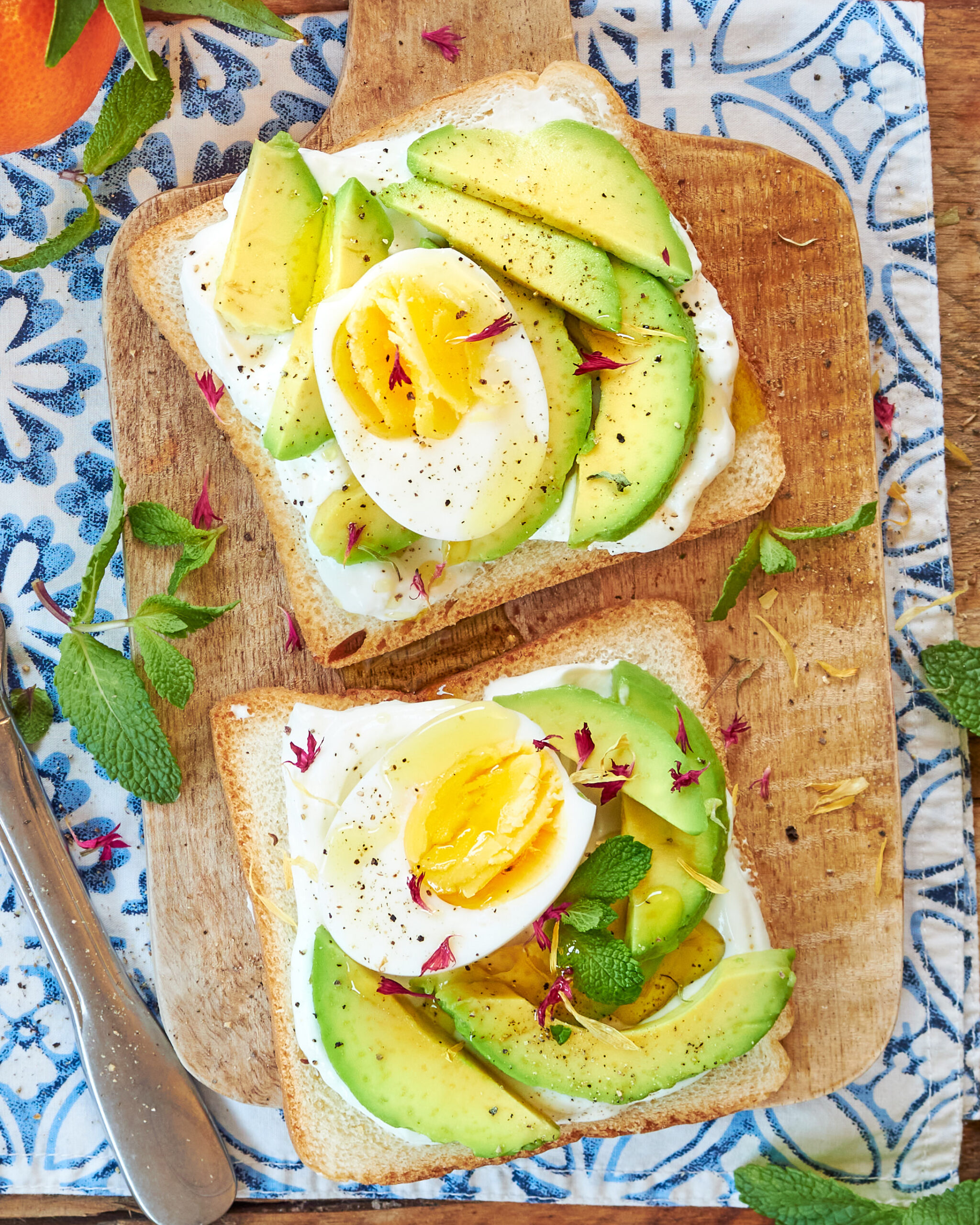 Toast con avocado, yogurt greco e uovo sodo