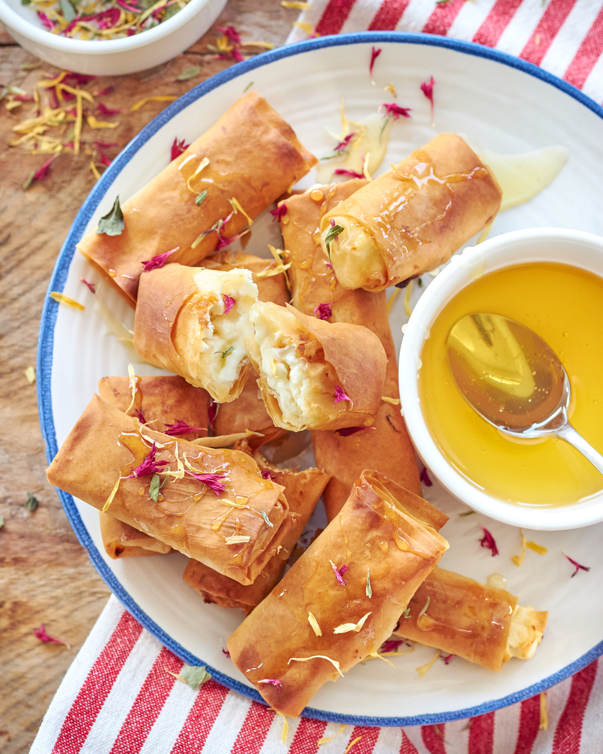 Bastoncini di pasta fillo e Feta con miele