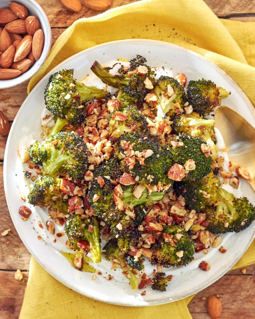Broccoli e mandorle al forno con yogurt greco Zorbas
