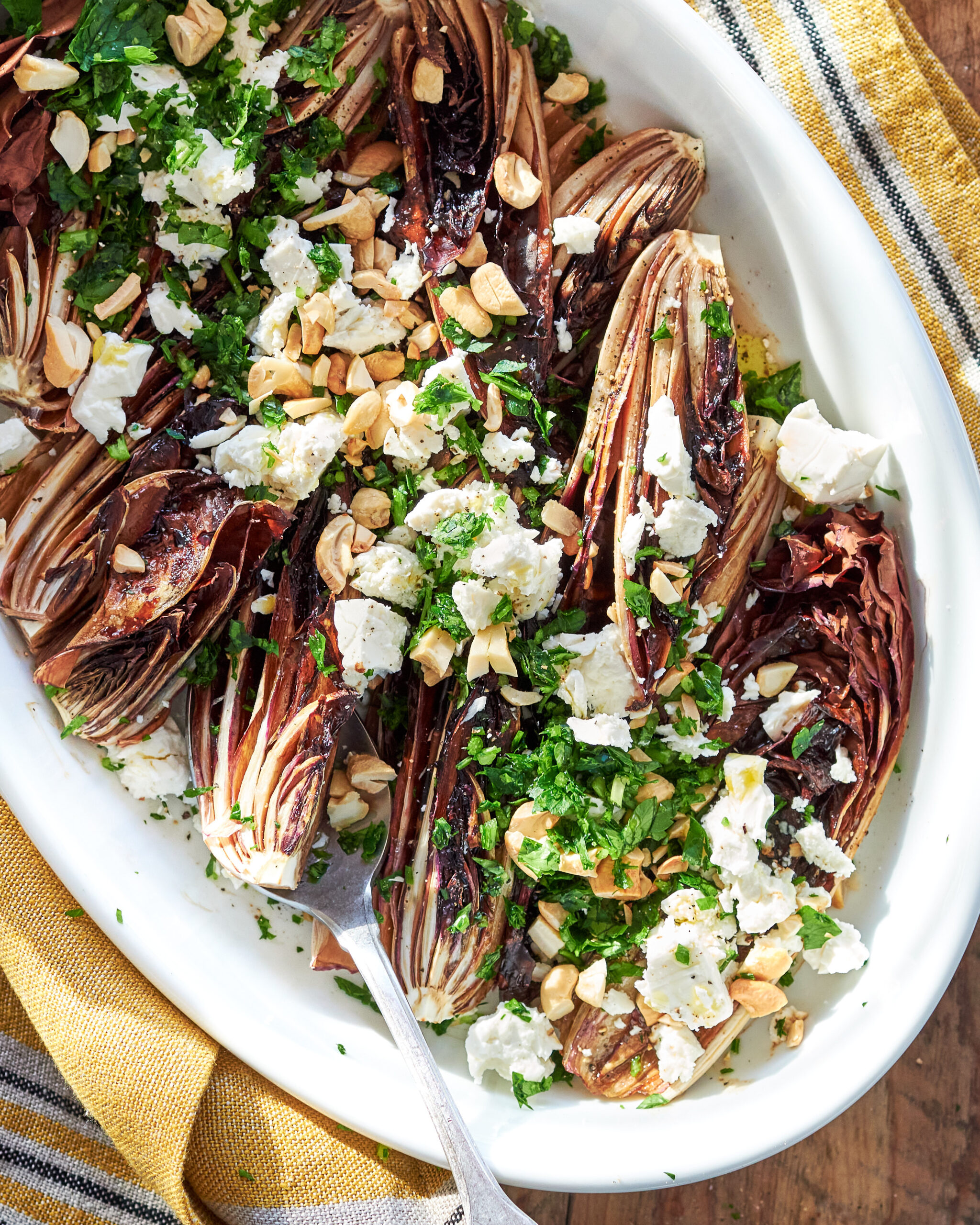 Radicchio al forno con feta e anacardi