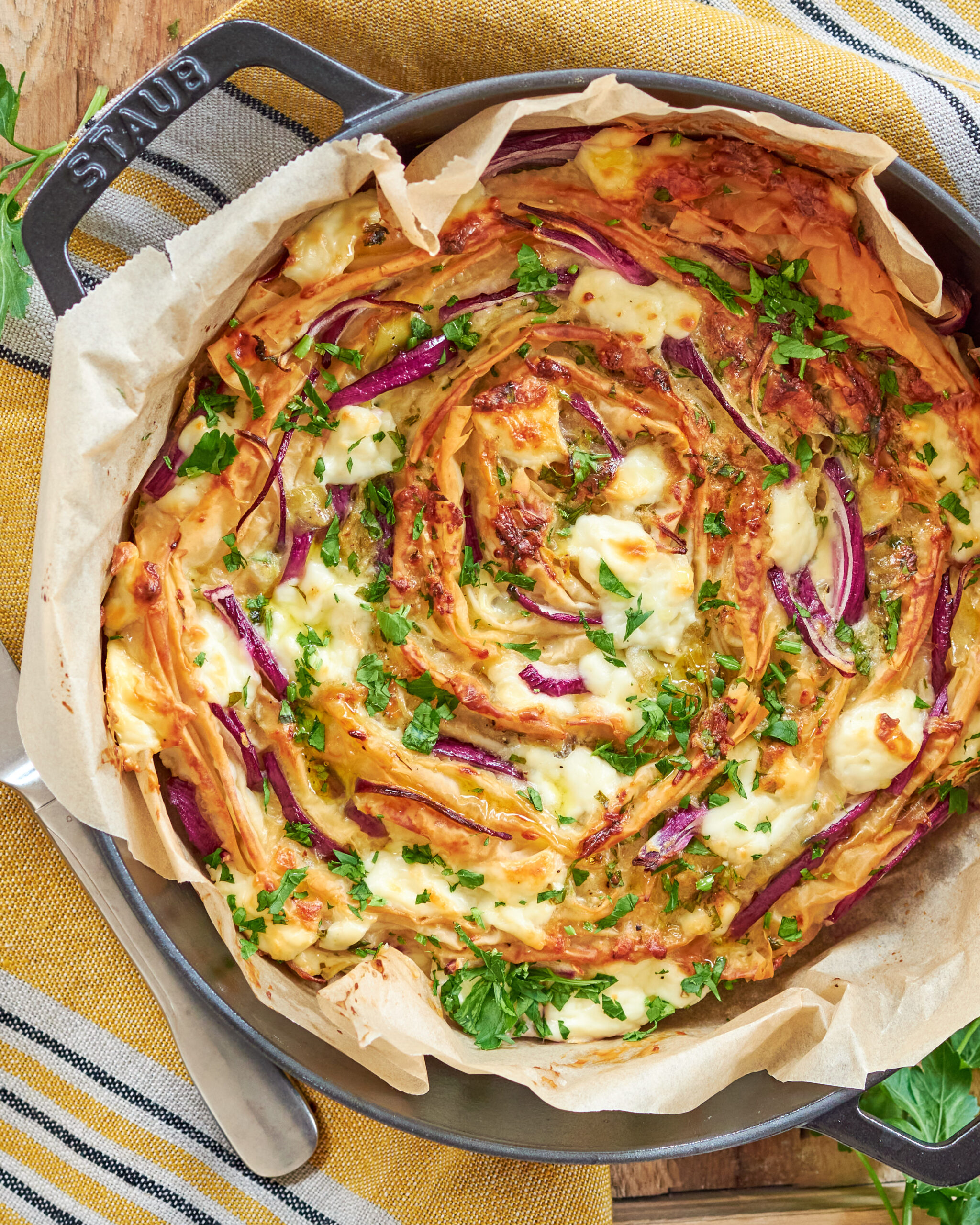 Torta salata di pasta fillo con feta Zorbas e cipolla di Tropea
