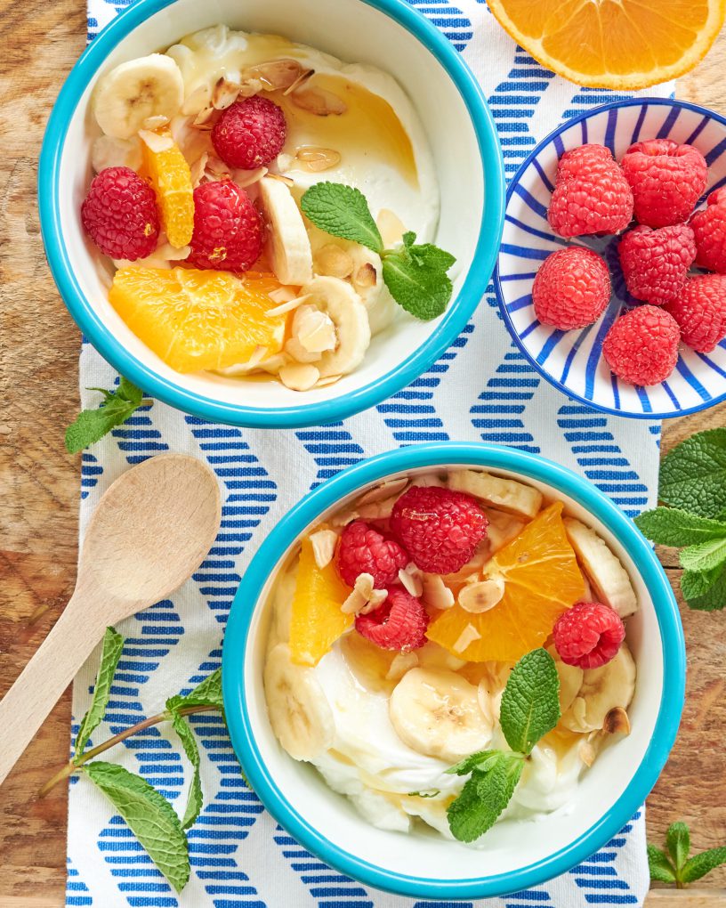 Yogurt greco con sciroppo d’acero, frutta e mandorle tostate