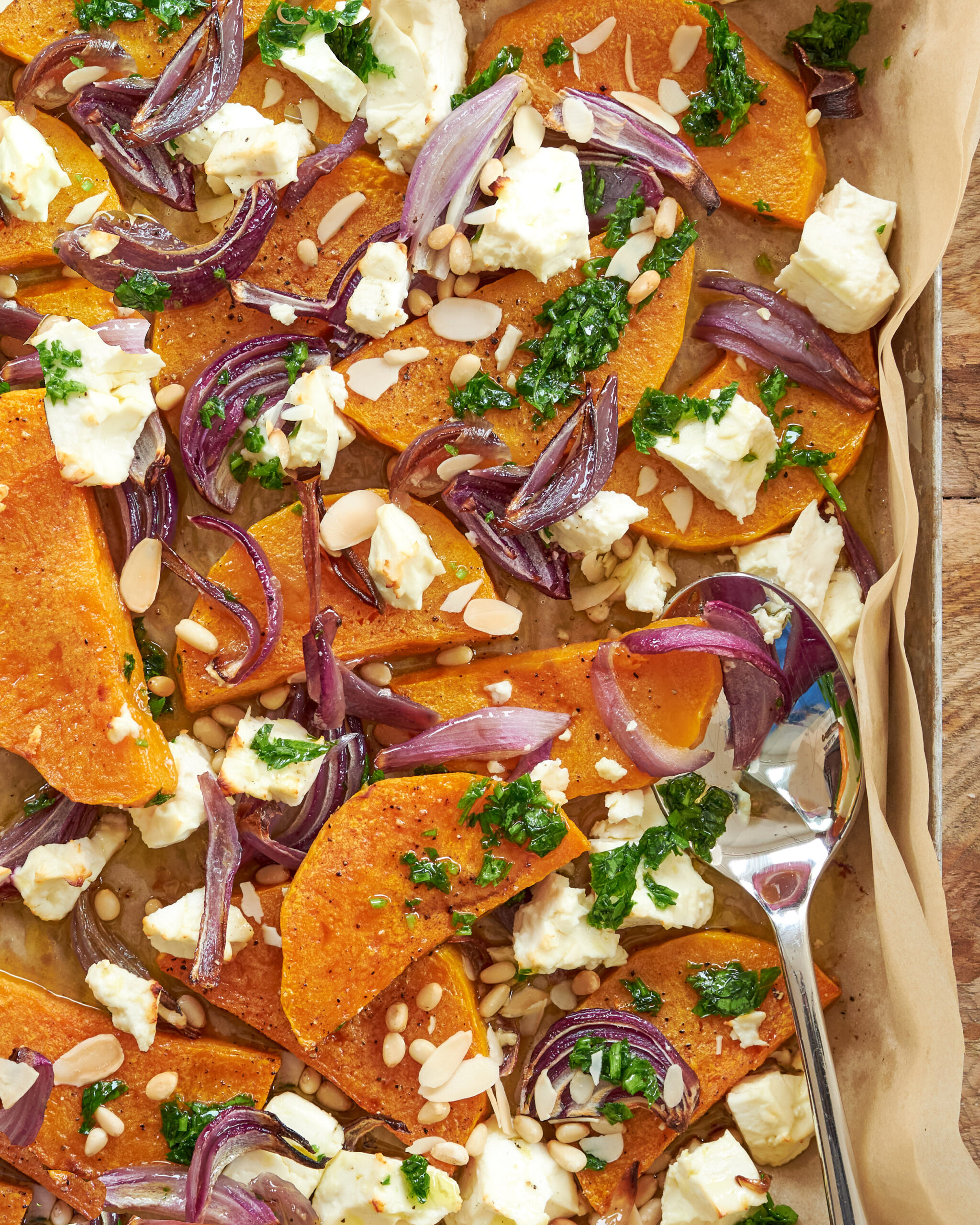 Zucca e cipolla di Tropea al forno con Feta Zorbas, mandorle e pinoli