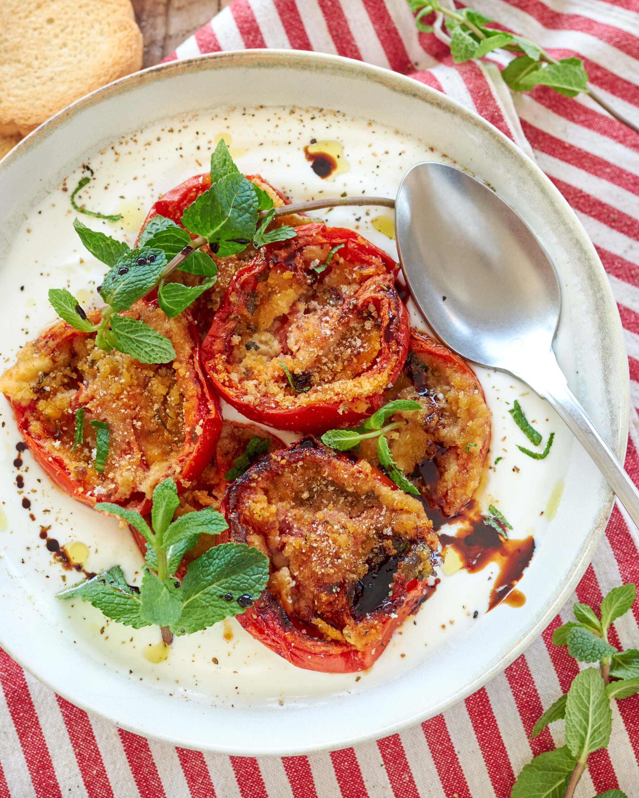 Pomodori gratinati con crema di yogurt greco Zorbas