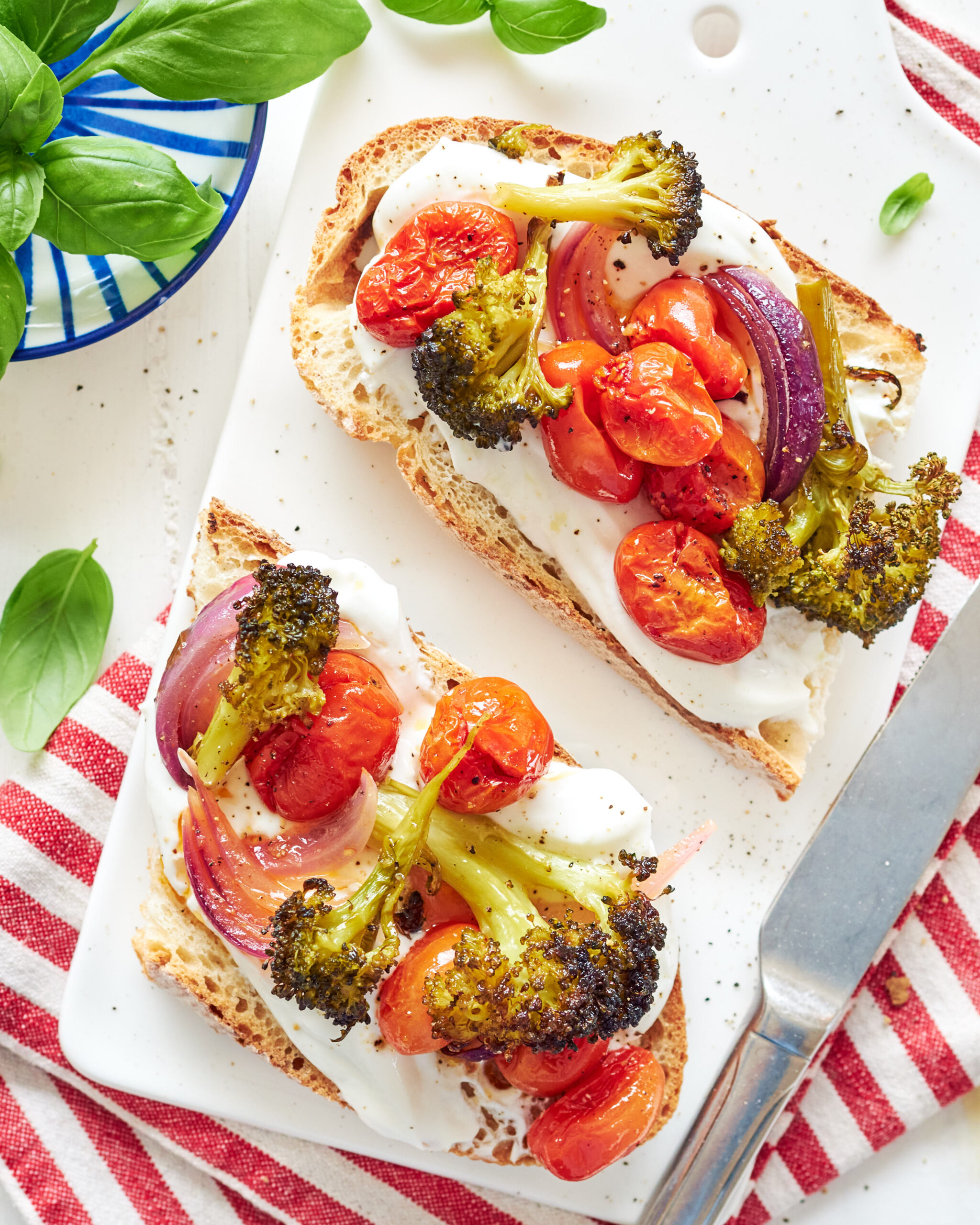 Bruschette con yogurt greco e verdure al forno