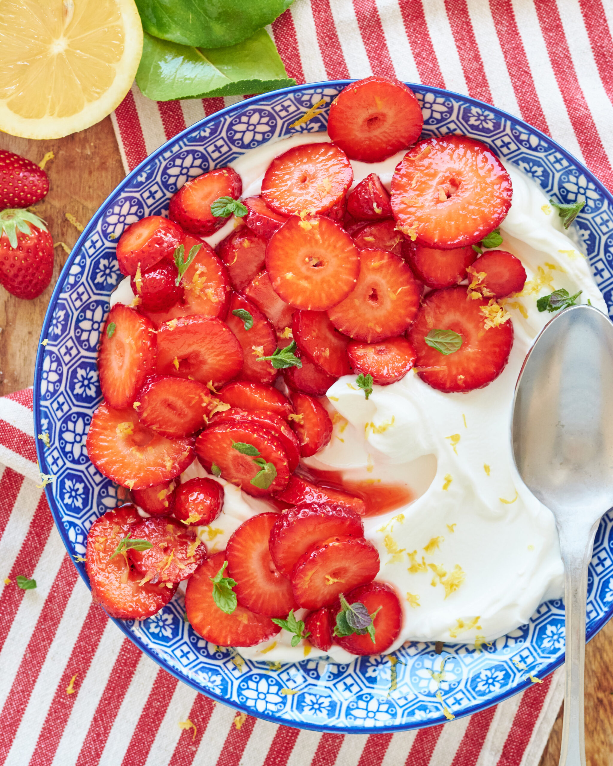 Dessert con yogurt greco Zorbas, fragole sciroppate e scorza di limone