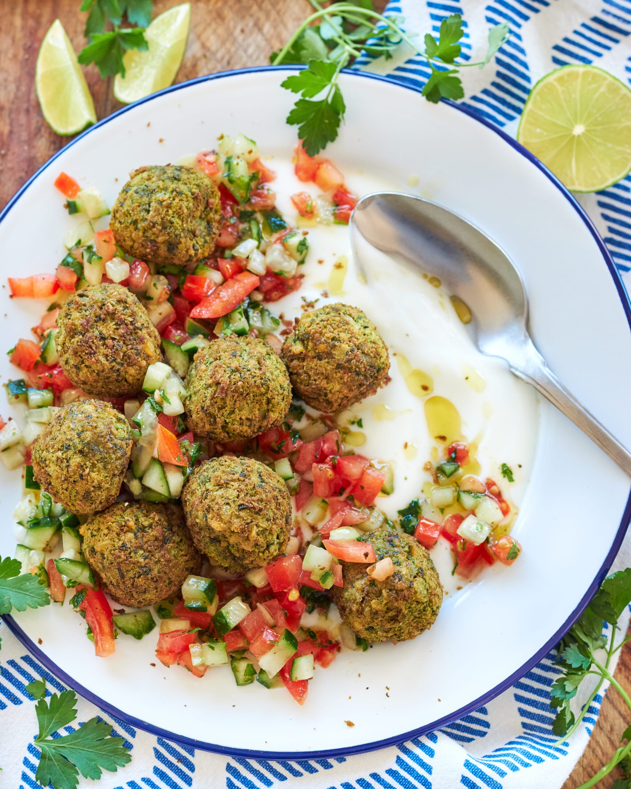 Falafel con verdure fresche e crema di yogurt greco