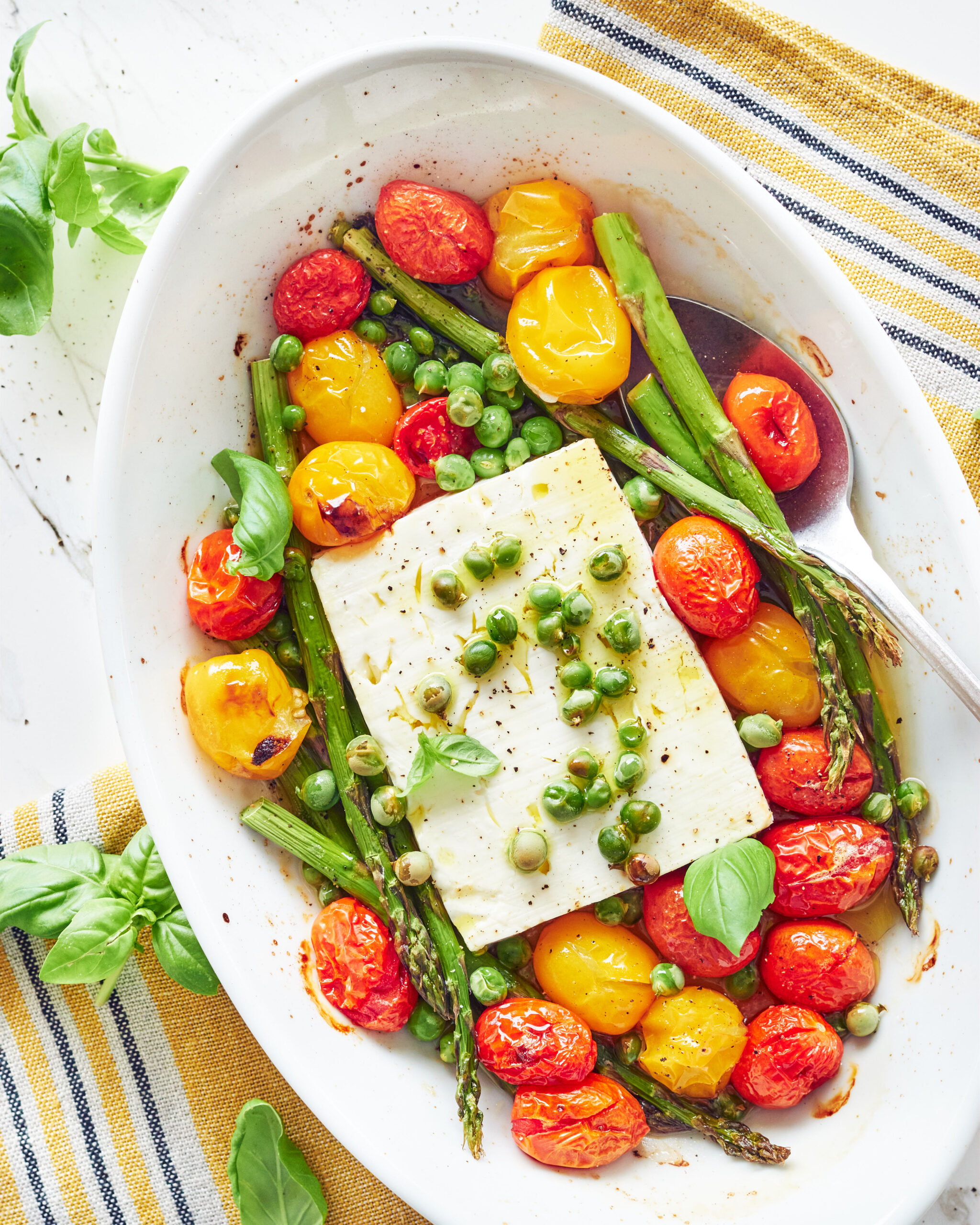 Feta al forno con datterini e asparagi