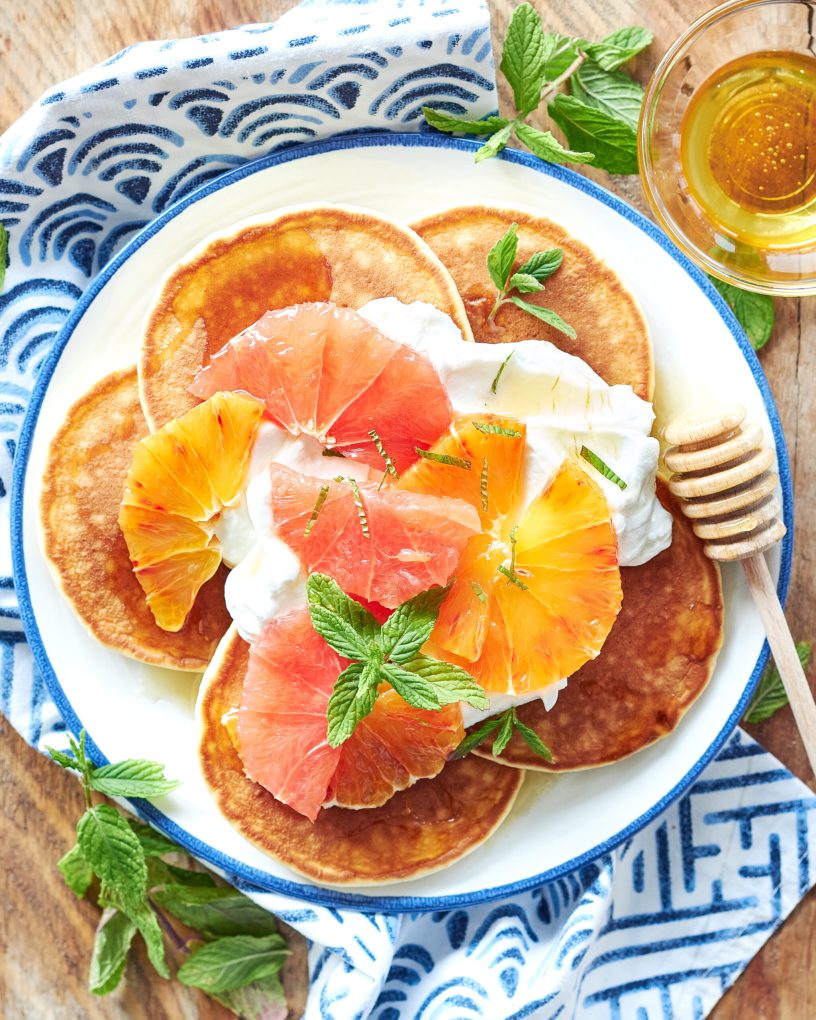 Pancakes con yogurt greco, agrumi e sciroppo d’acero