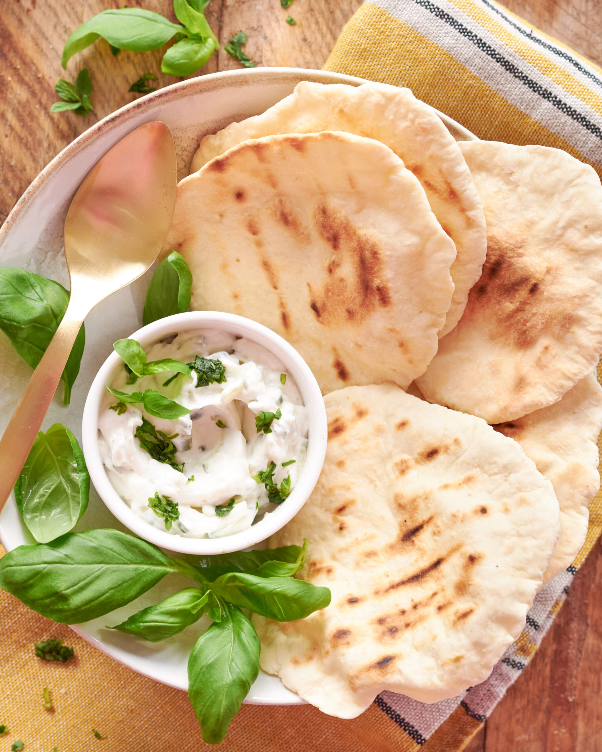 Pane naan allo yogurt greco Zorbas