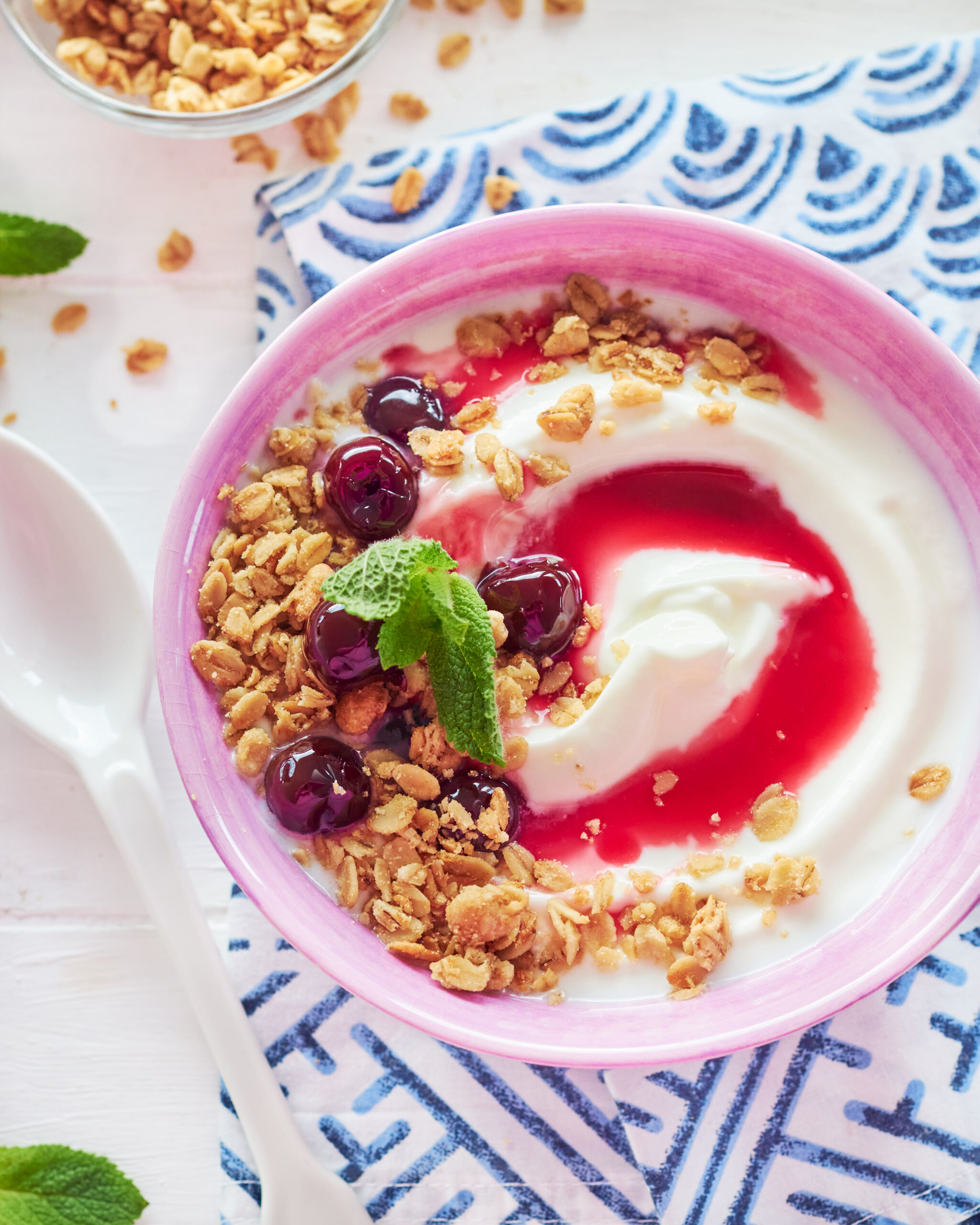 Yogurt greco con sciroppo di amarene, cocco e granola