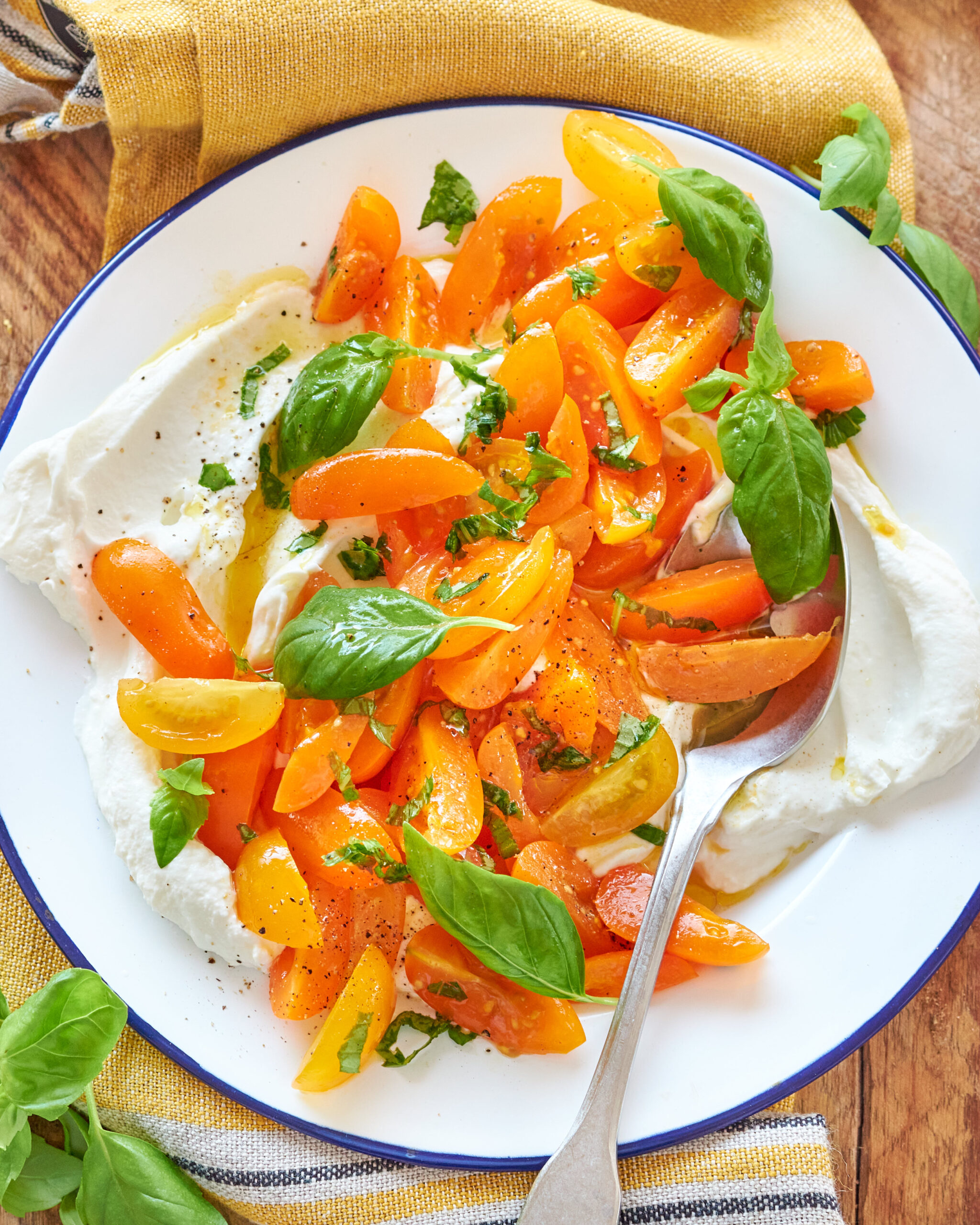 Insalata di datterini gialli e menta con crema di yogurt greco Zorbas