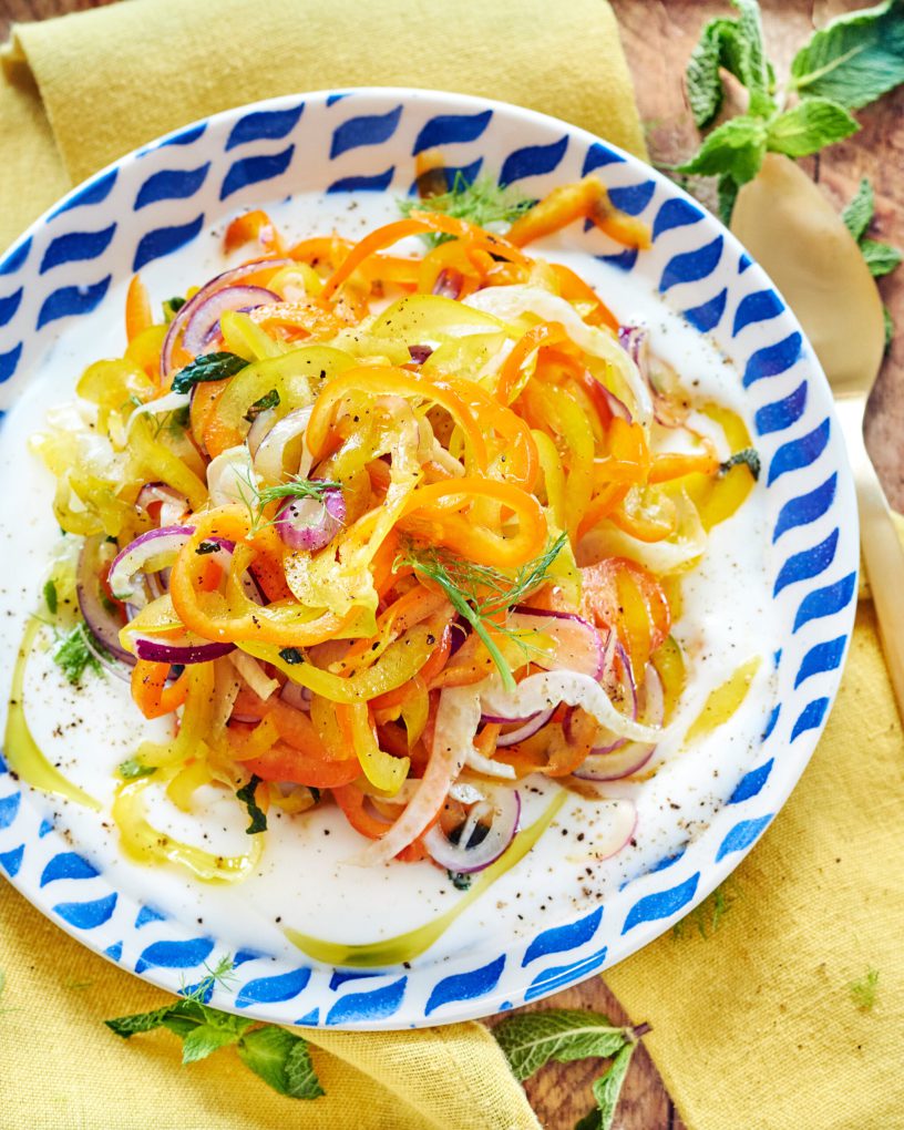 Insalata di peperoni dolci, finocchi e cipolla di Tropea con yogurt greco Zorbas